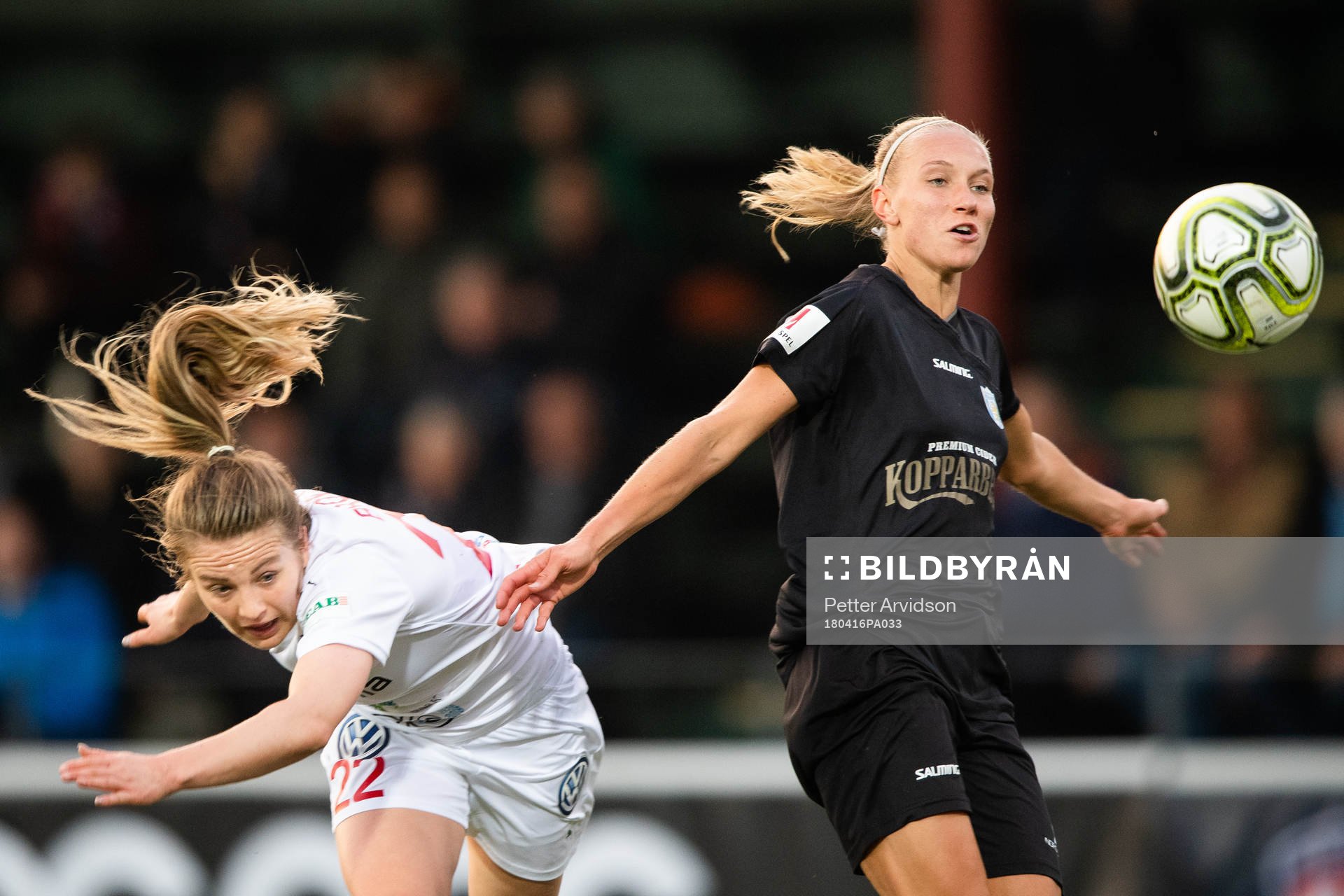 Rosengårds Fiona Brown faller i en duell med Göteborgs