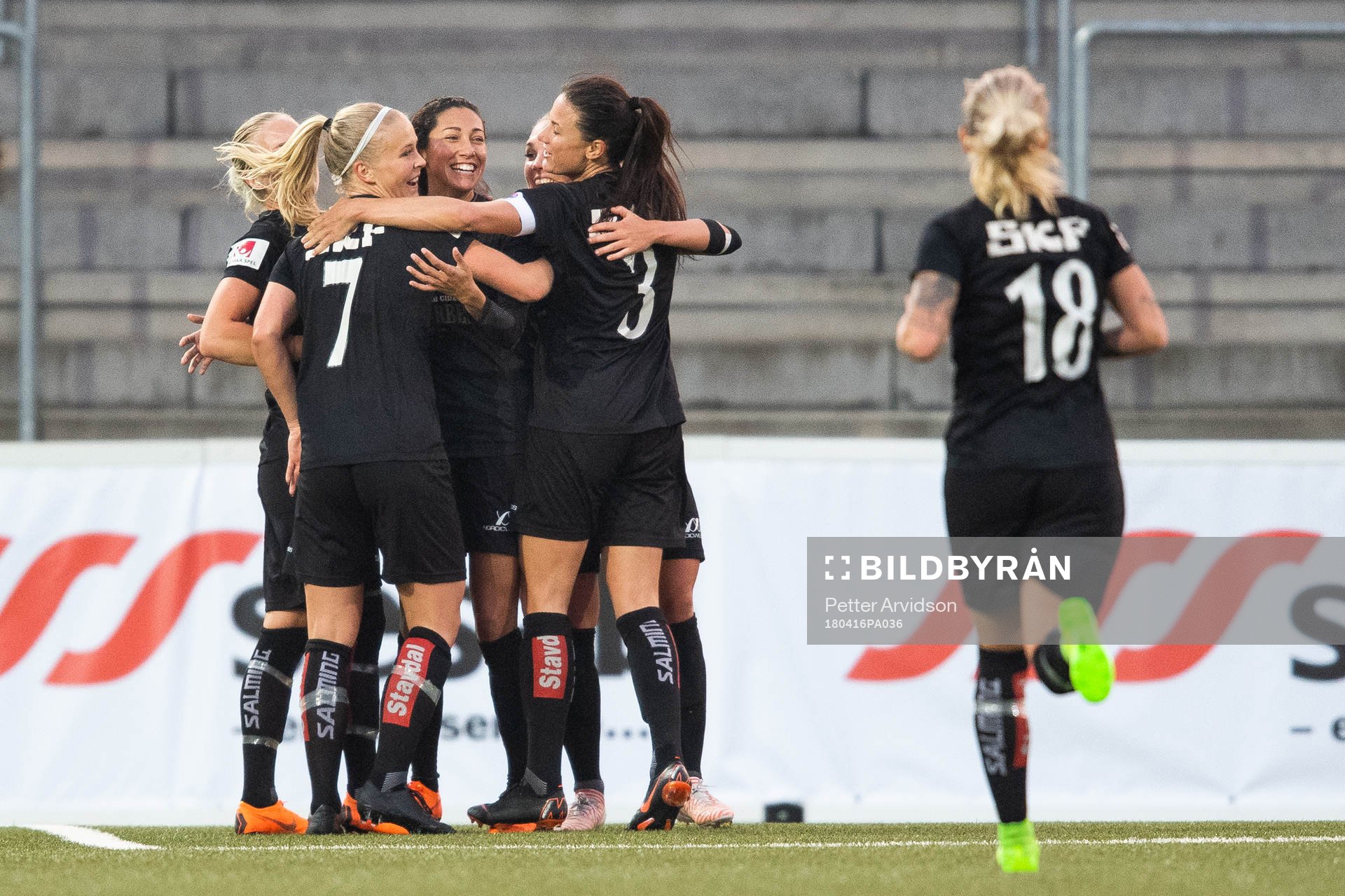 Göteborgs Christen Press jublar med lagkamrater efter att hon gjort 0-1-målet under fotbollsmatchen i Damallsvenskan mellan FC Rosengård och Kopparbergs/Göteborg den 16 april 2018 i Malmö.