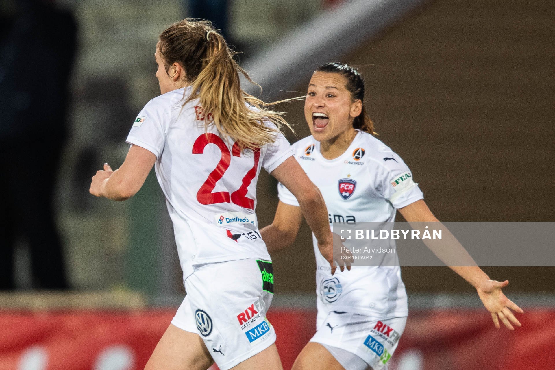Rosengårds Alexandra Lowe Riley jublar med Fiona Brown efter 1-1-målet under fotbollsmatchen i Damallsvenskan mellan FC Rosengård och Kopparbergs/Göteborg den 16 april 2018 i Malmö.