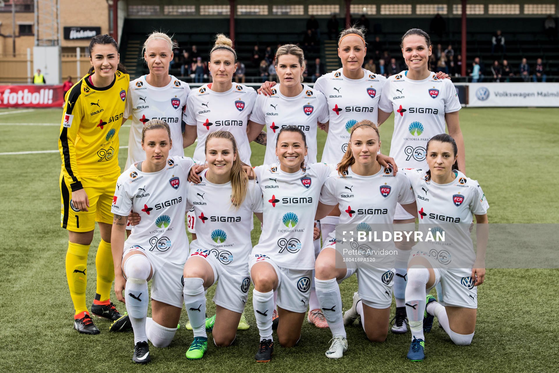 Rosengårds spelare ställer upp för en lagbild, övre