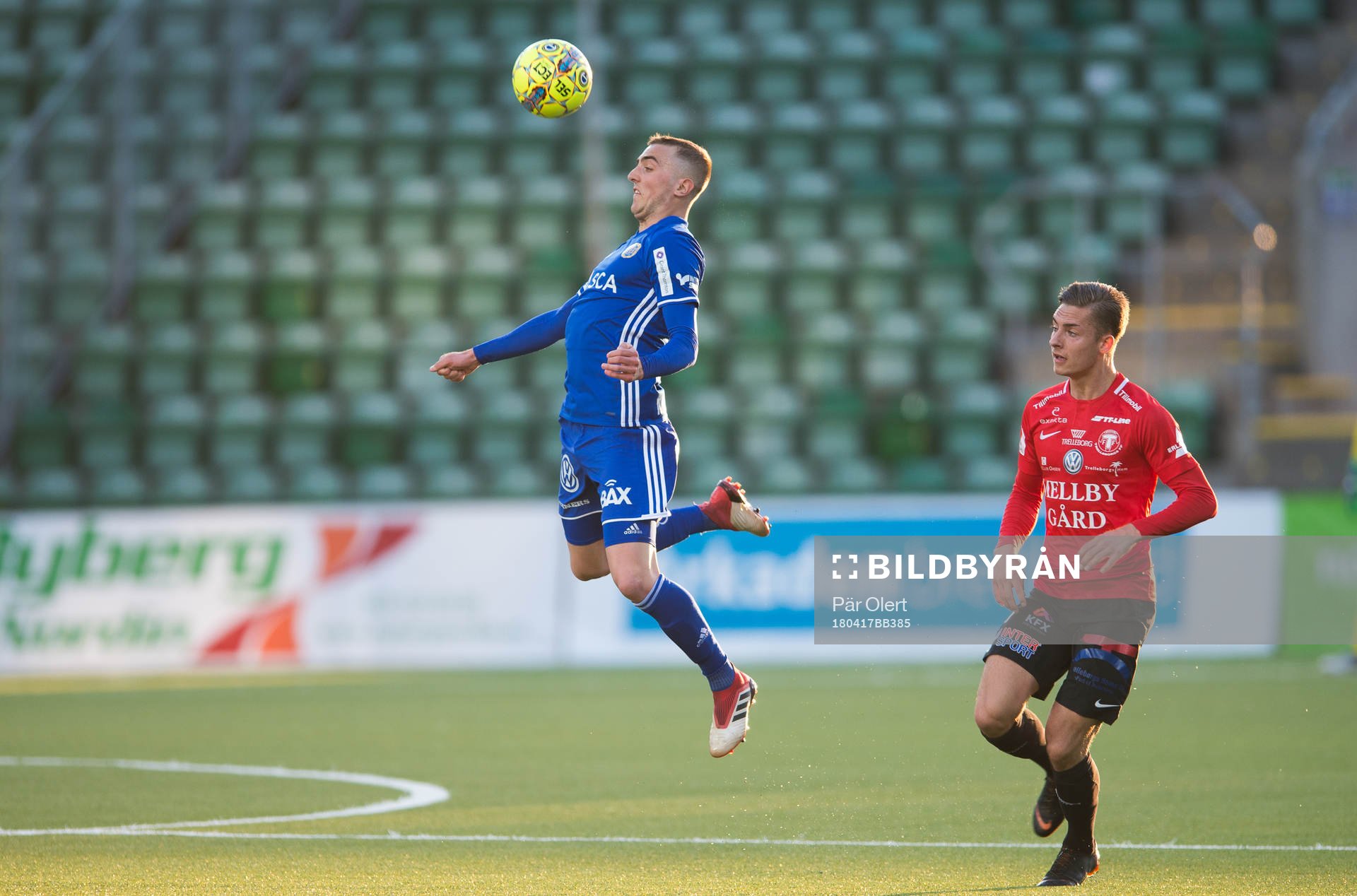 Sundsvalls Dennis Olsson tar ner bollen