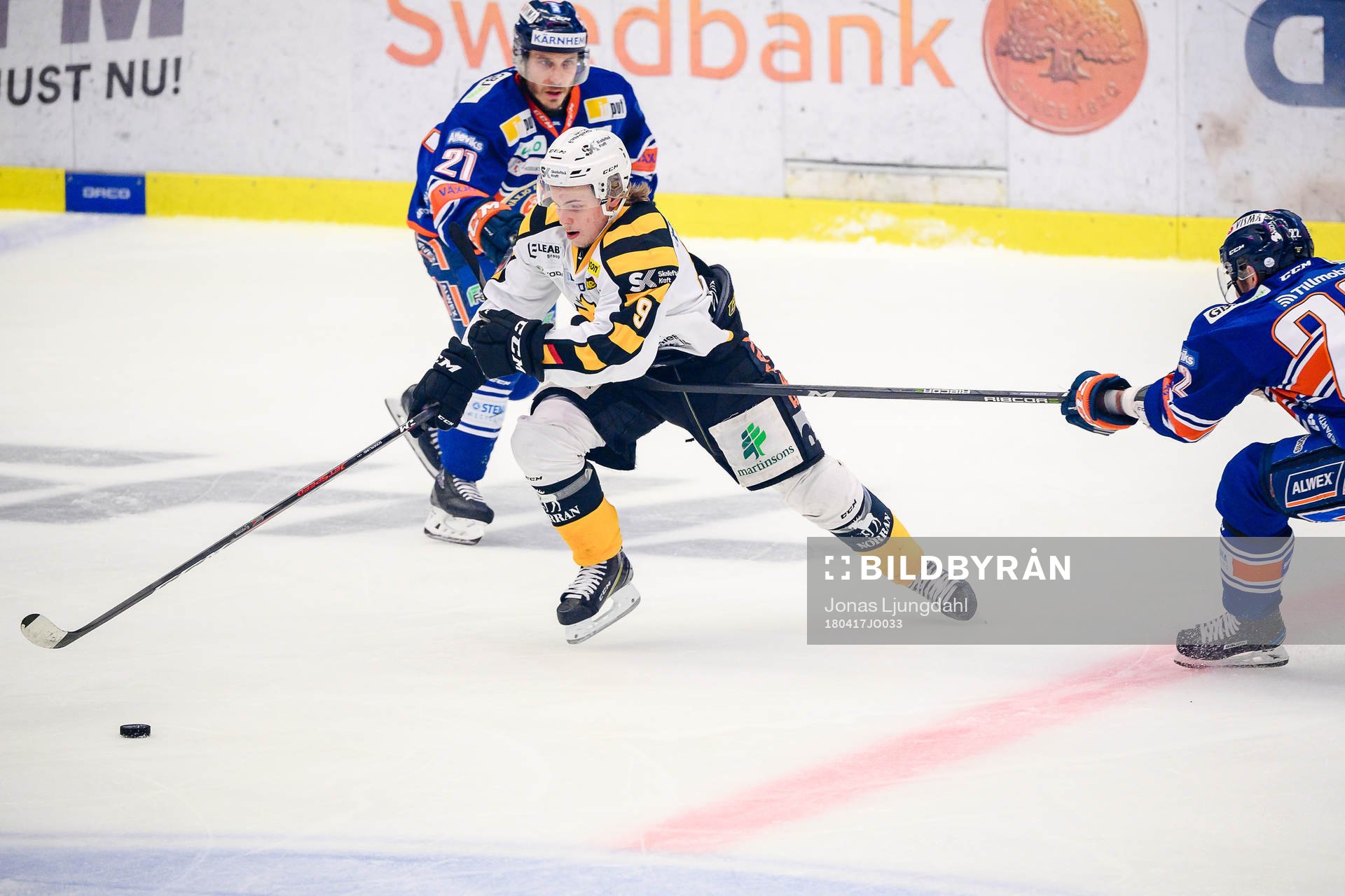 Skellefteås Tim Söderlund mellan Växjös Andy Miele och