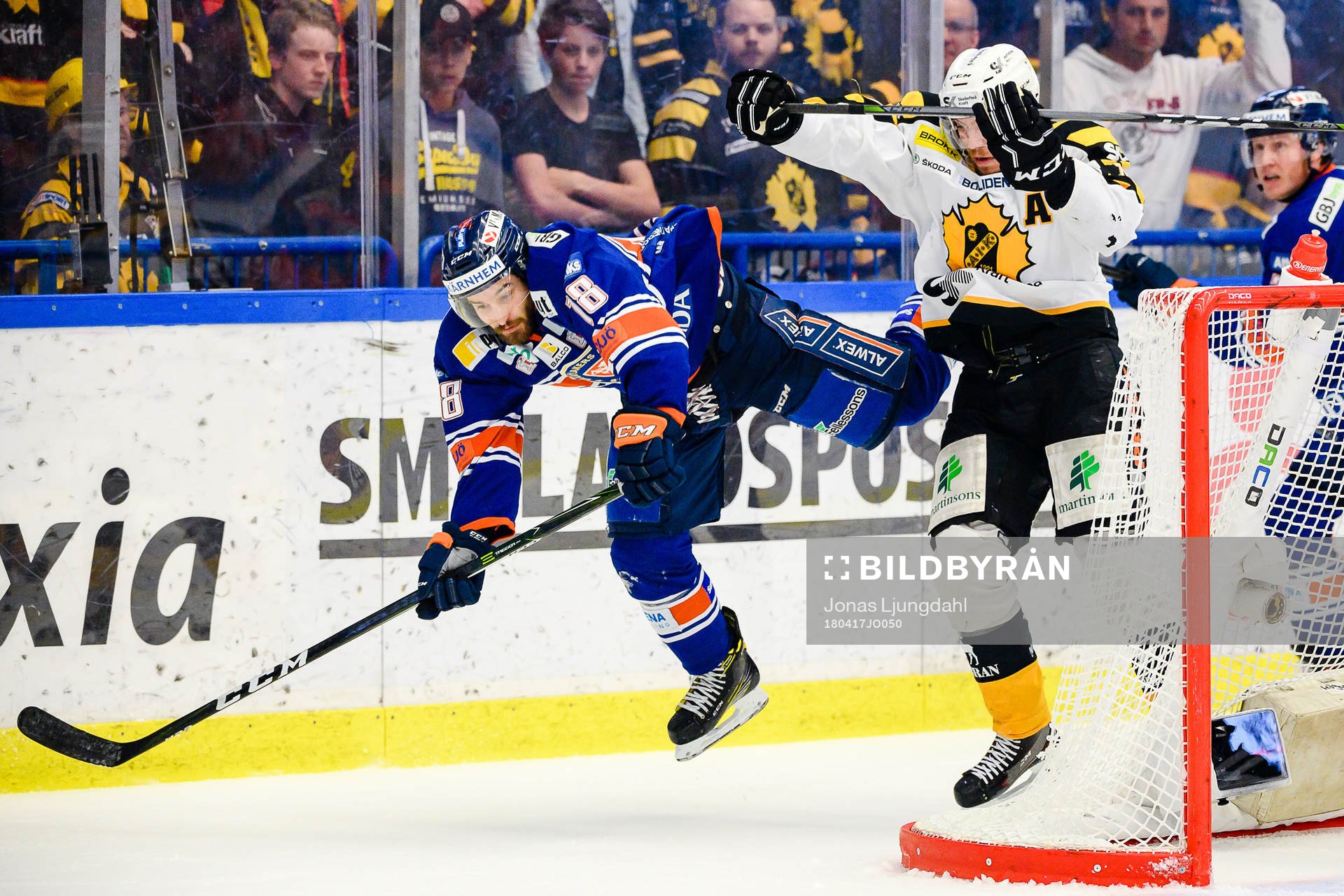 Skellefteås Pär Lindholm tacklar Växjös Andrew Calof