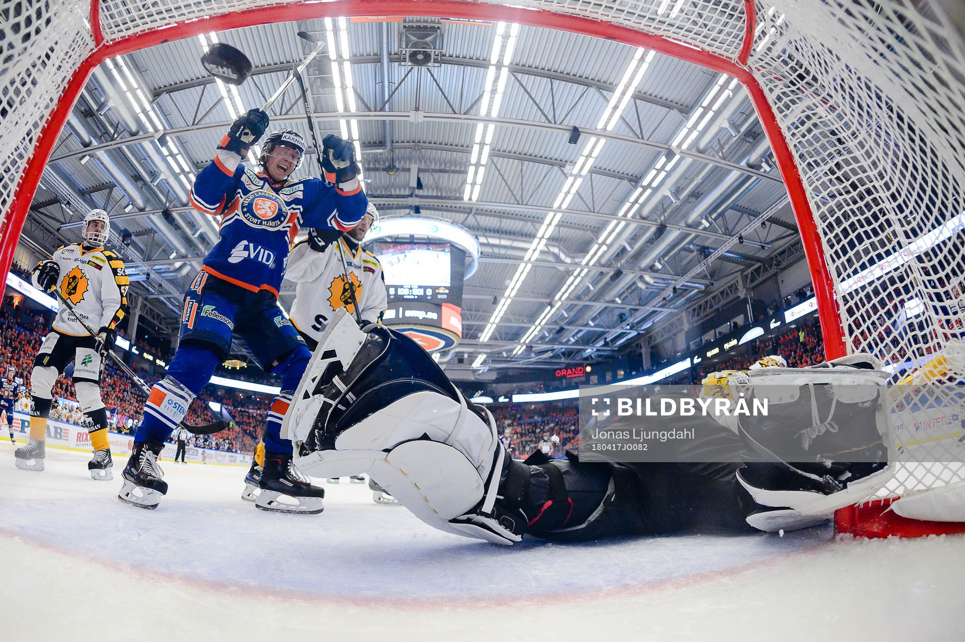 Växjös Dennis Rasmussen jublar