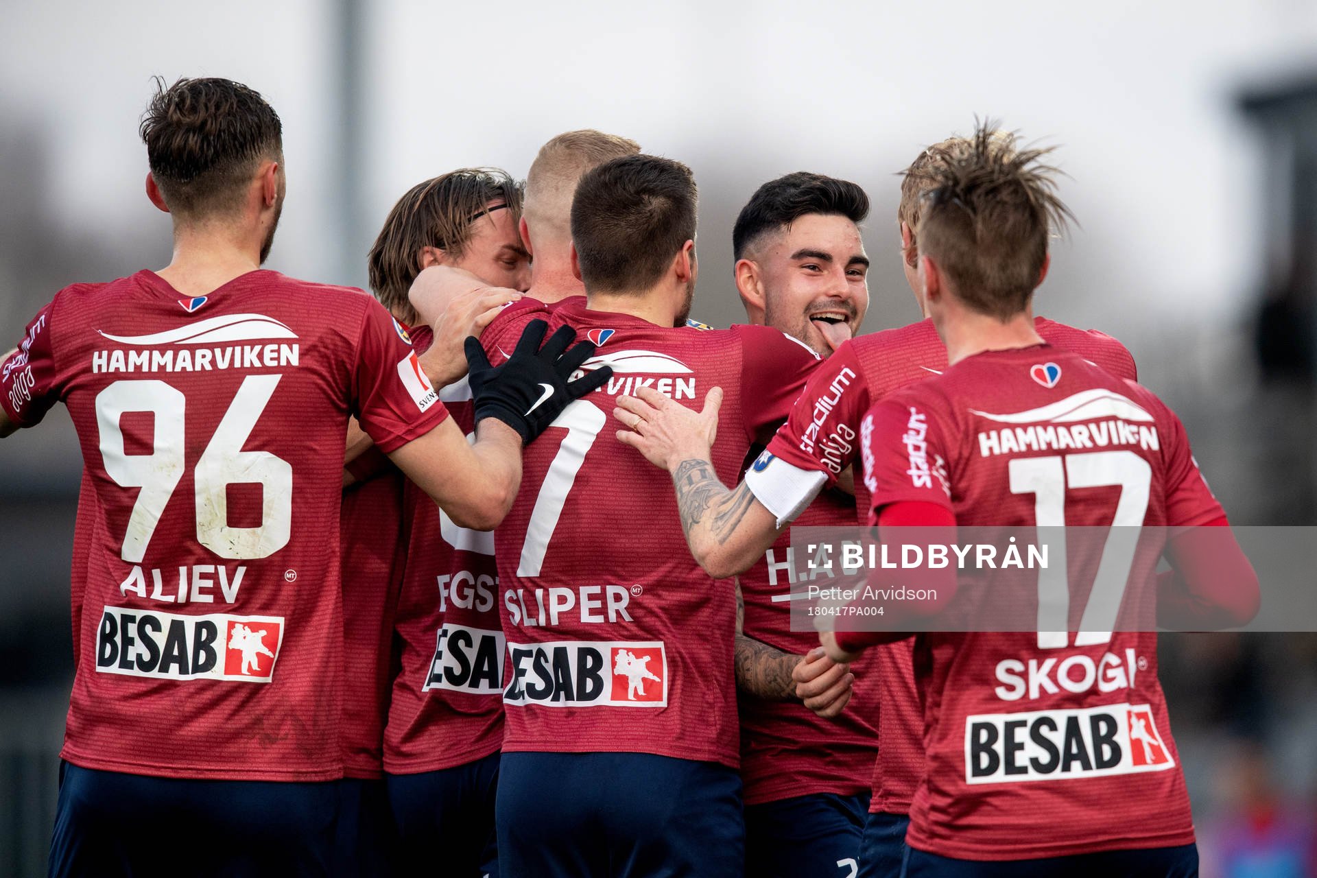 Örgrytes David Engström jublar med lagkamrater