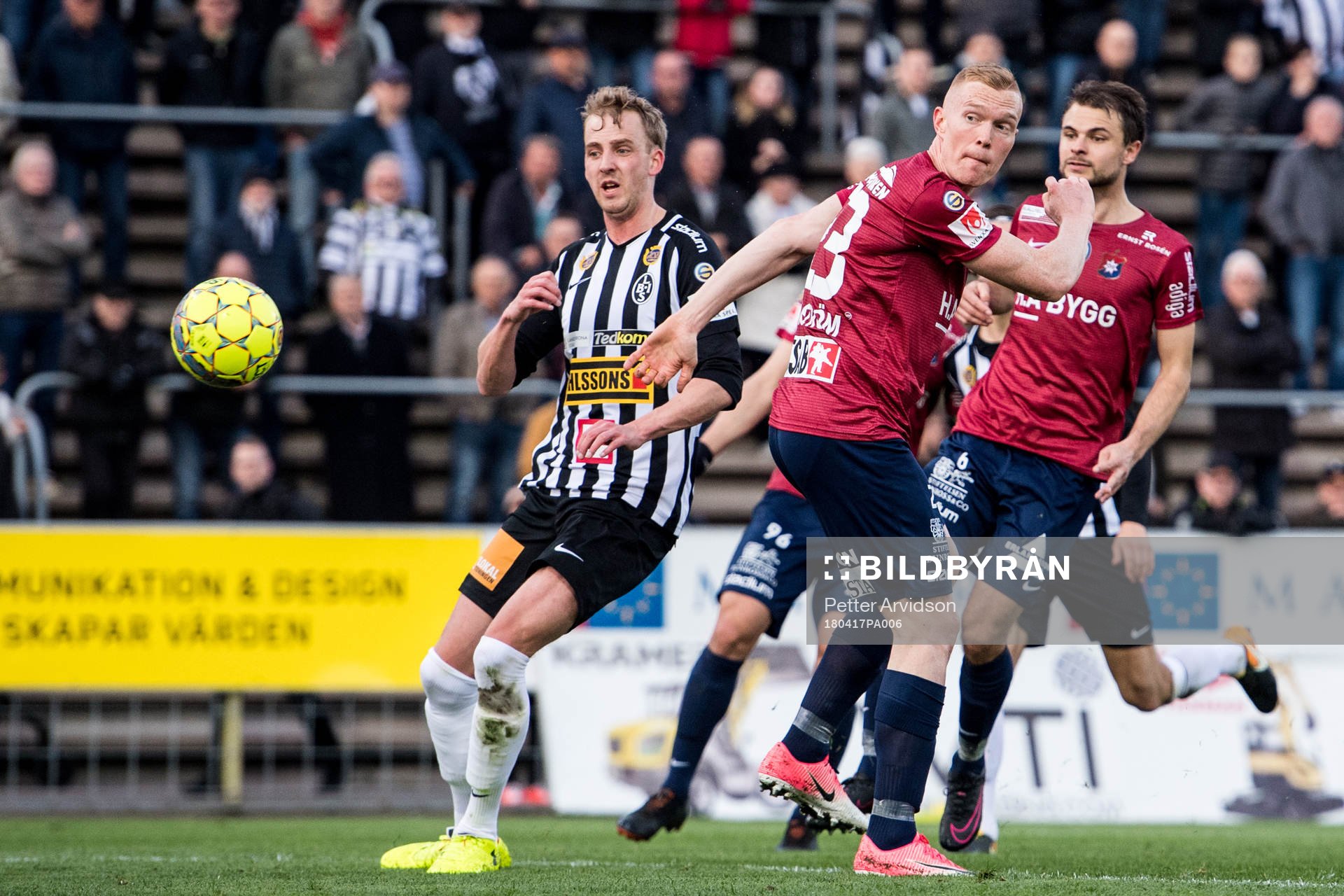 Örgrytes David Engström nickar in 0-1 målet