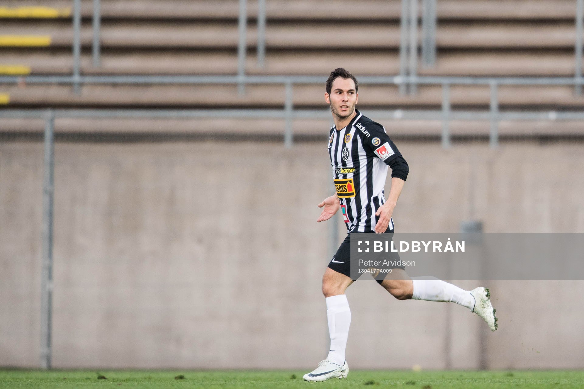 Landskronas Alexander Tkacz jublar efter sitt 1-1 mål under fotbollsmatchen i Superettan mellan Landskrona och Örgryte den 17 april 2018 i Landskrona.