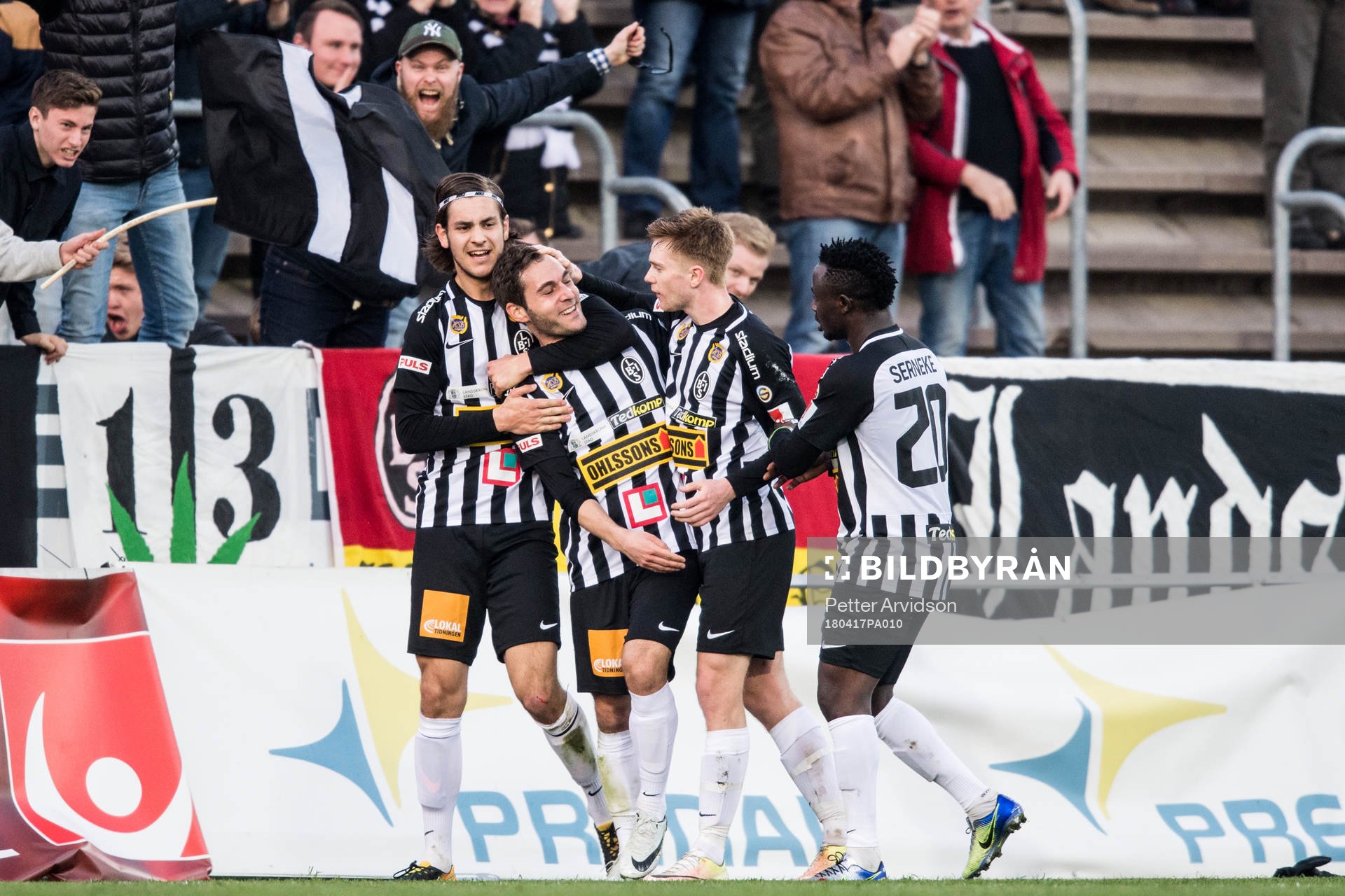 Landskronas Alexander Tkacz jublar med lagkamrater