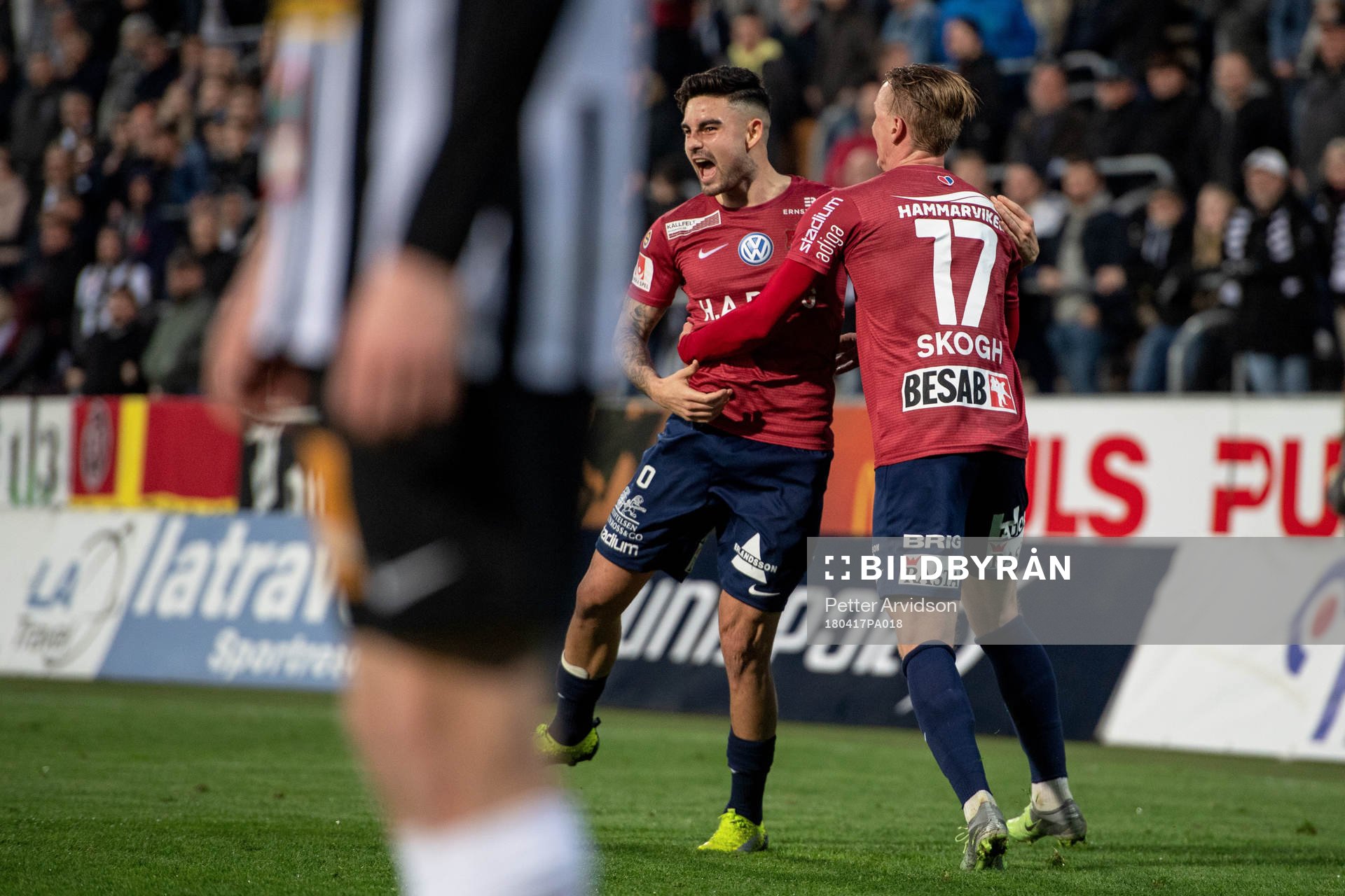 Örgrytes Diego Montiel jublar med Emil Skogh
