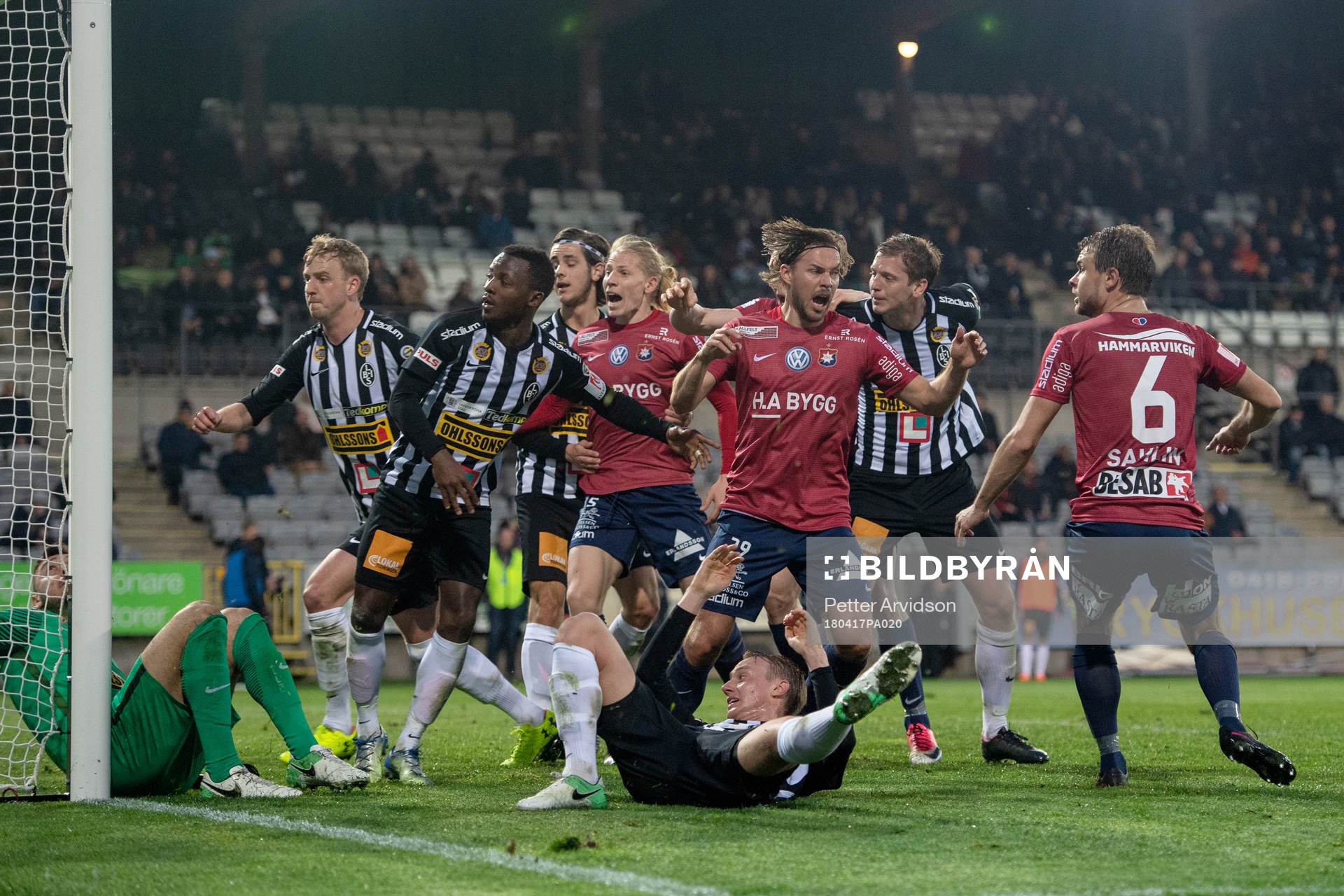 Örgrytes Diego Montiel har gjort 2-2 och medspelarna