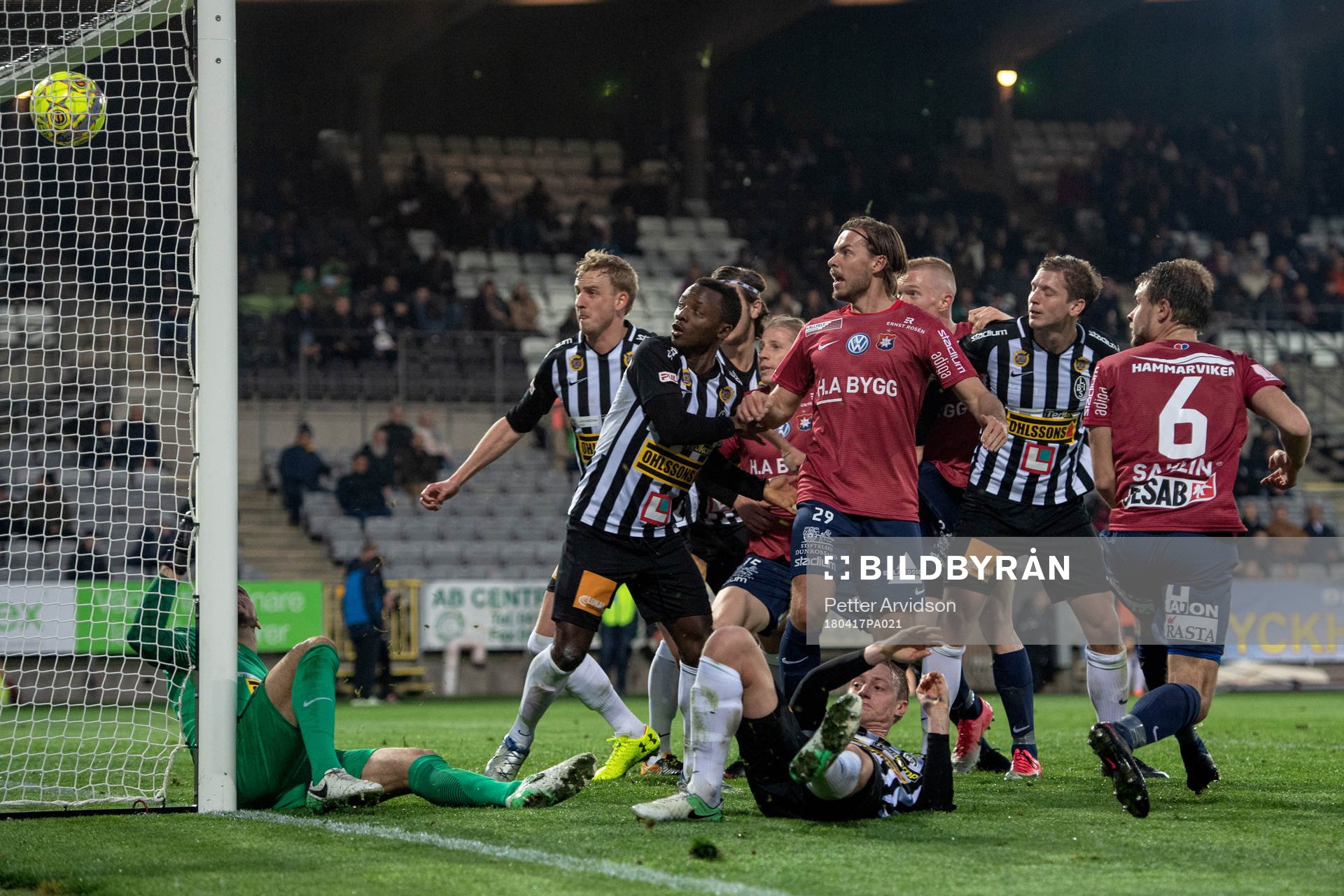 Örgrytes Diego Montiel gör 2-2 bakom Landskronas målvakt