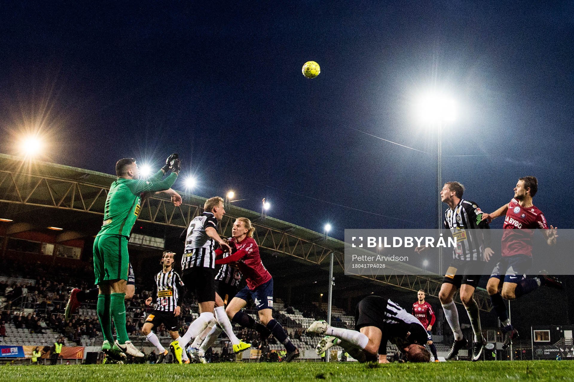 Oroligt framför Landskronas målvakt Amr Kaddoura under fotbollsmatchen i Superettan mellan Landskrona och Örgryte den 17 april 2018 i Landskrona.