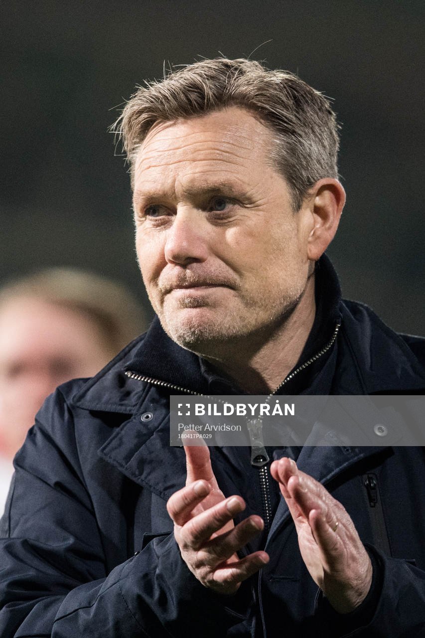 Örgrytes tränare Thomas Askebrand tackar publiken