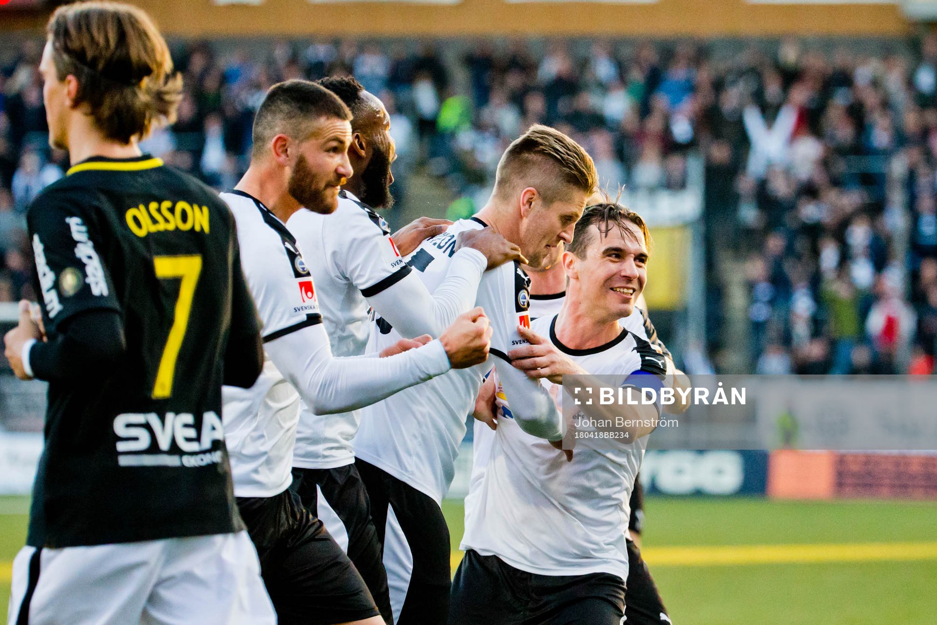 Örebros Martin Lorentzson gör 1-0 och jublar med Nordin