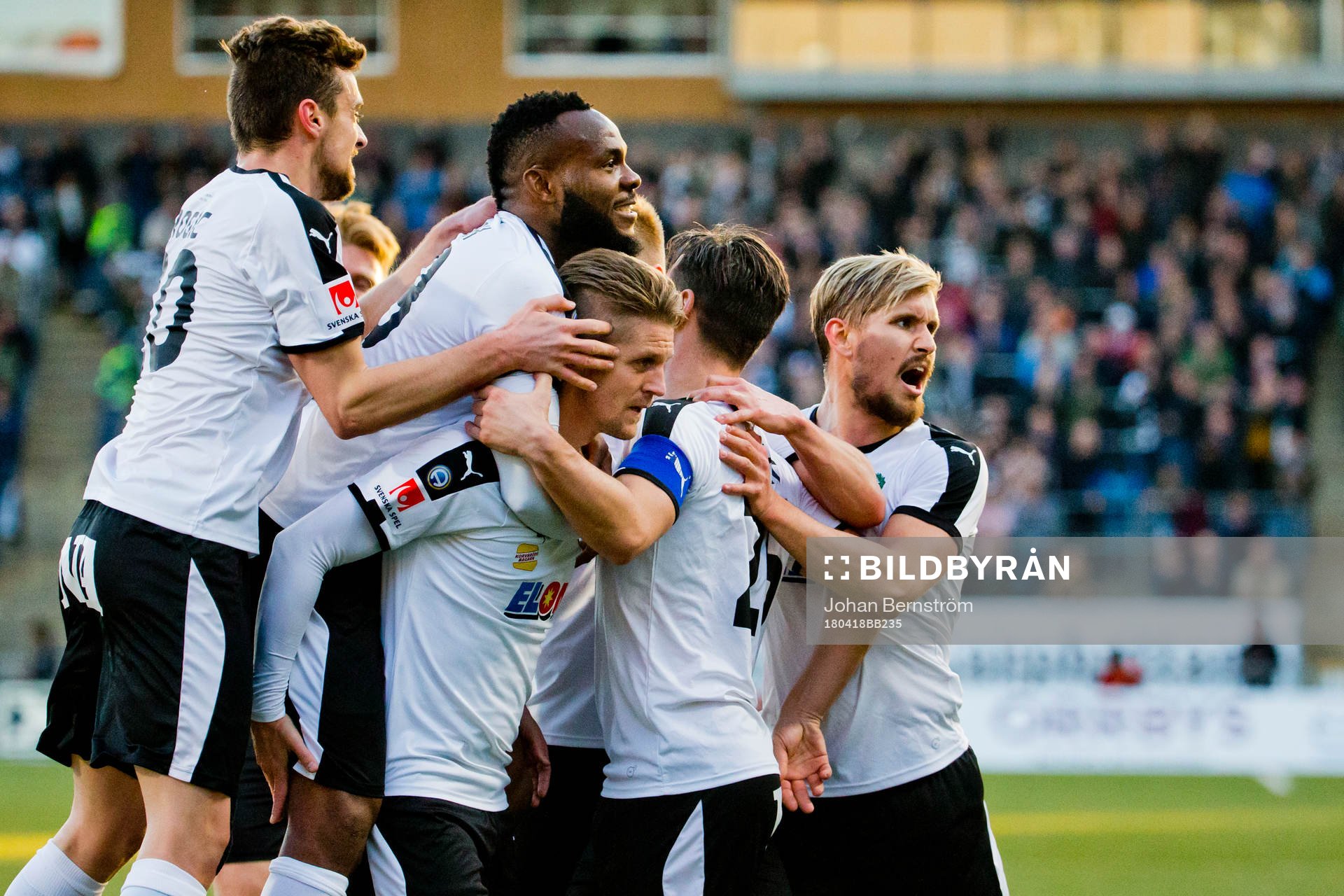 Örebros Martin Lorentzson gör 1-0 och jublar med Nordin Gerzic, Daniel Björnquist och Michael Junior Omoh under fotbollsmatchen i Allsvenskan mellan Örebro och AIK den 18 april 2018 i Örebro.