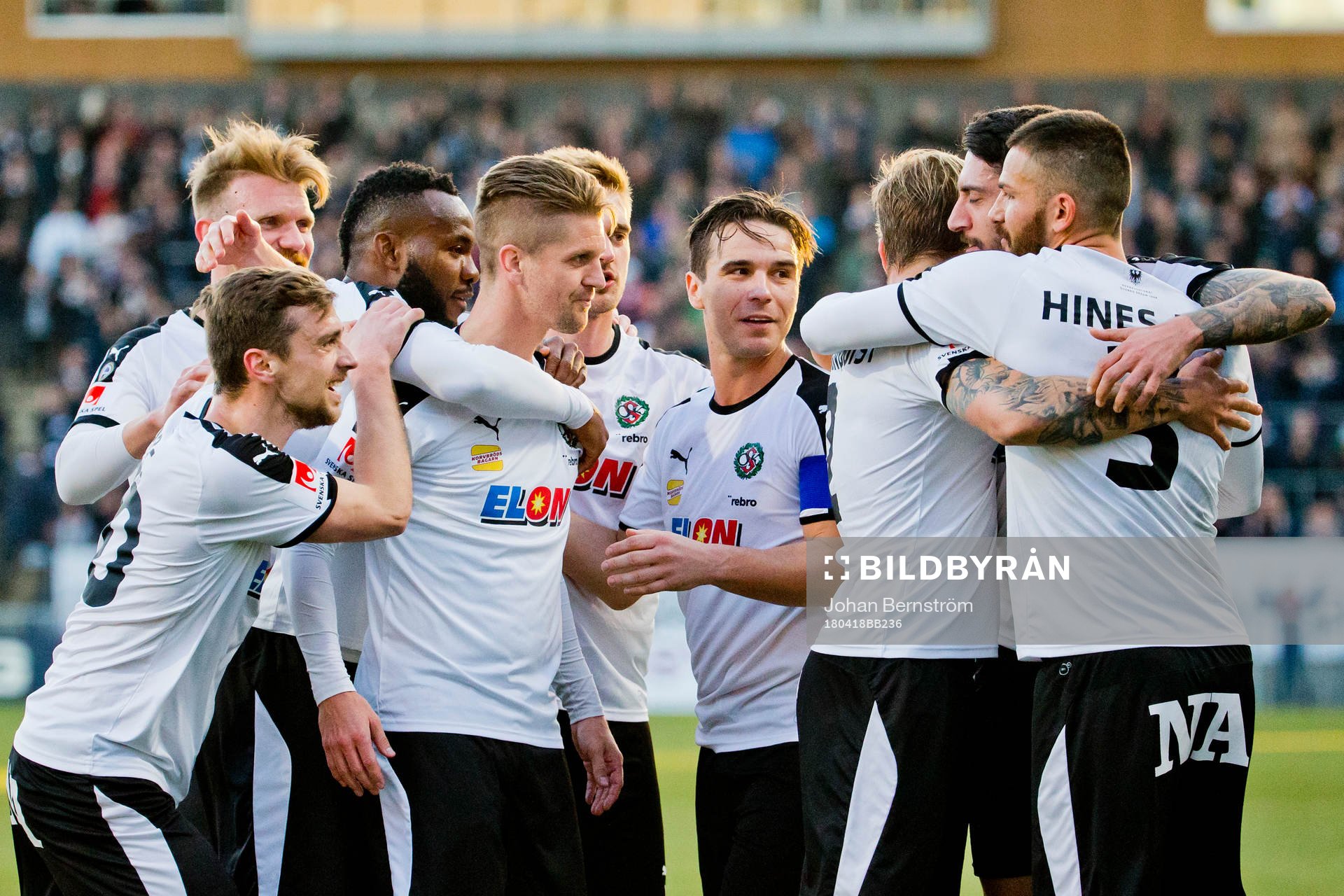 Örebros Martin Lorentzson gör 1-0 och jublar med Nordin Gerzic, Daniel Björnquist och Michael Junior Omoh under fotbollsmatchen i Allsvenskan mellan Örebro och AIK den 18 april 2018 i Örebro.