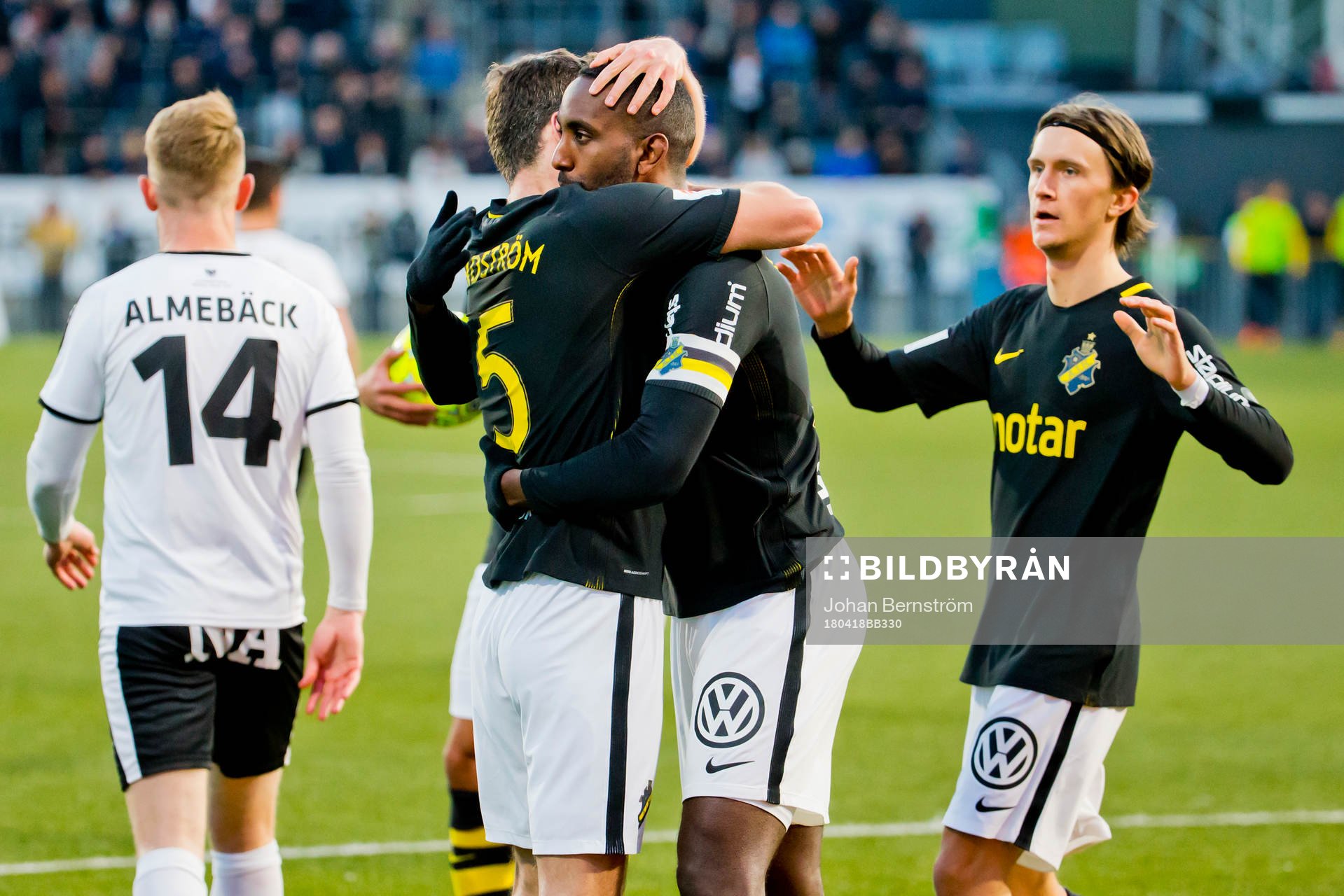 s Henok Goitom gör 1-1 och jublar och Örebros Michael