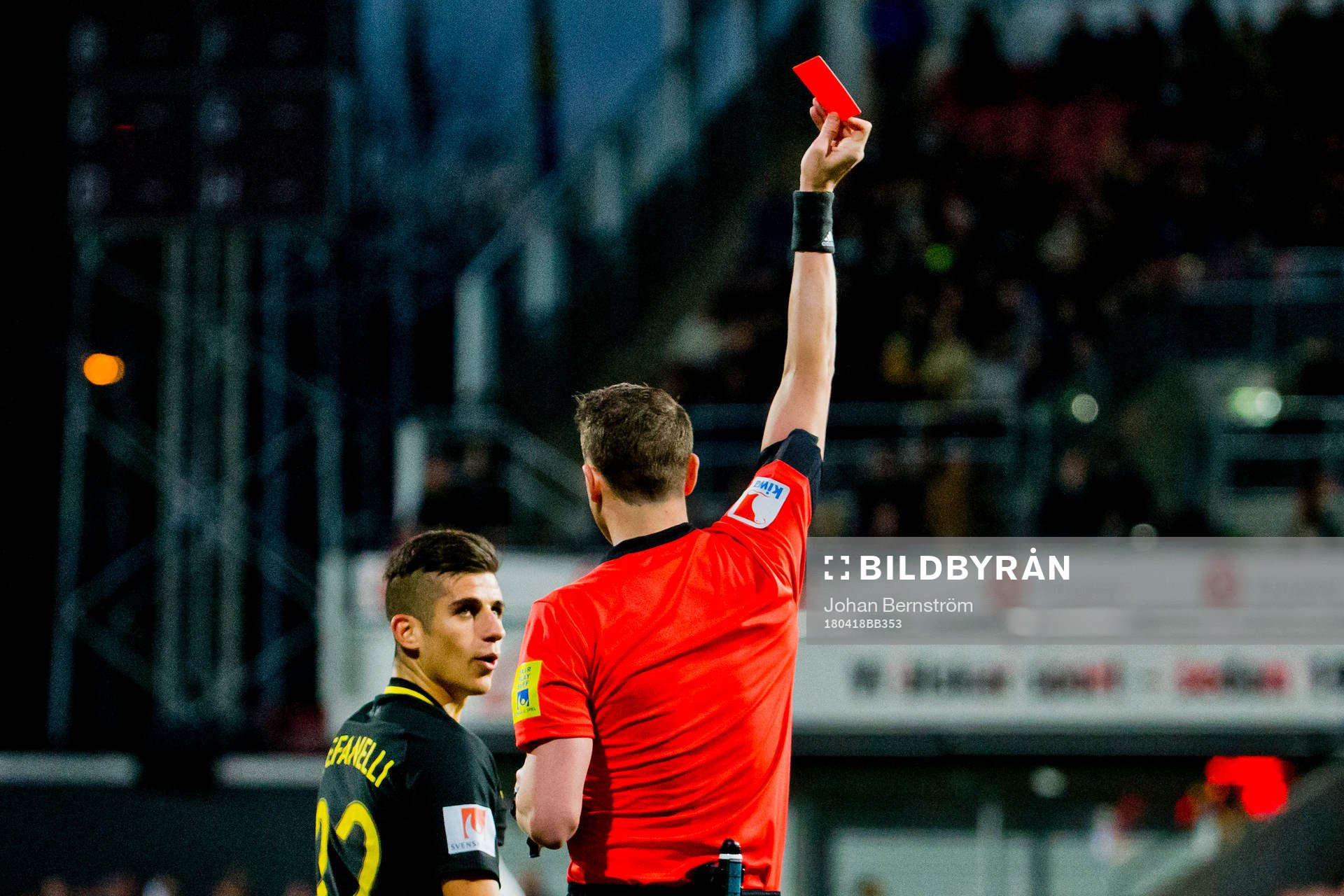 s Nicolas Stefanelli går rött kort