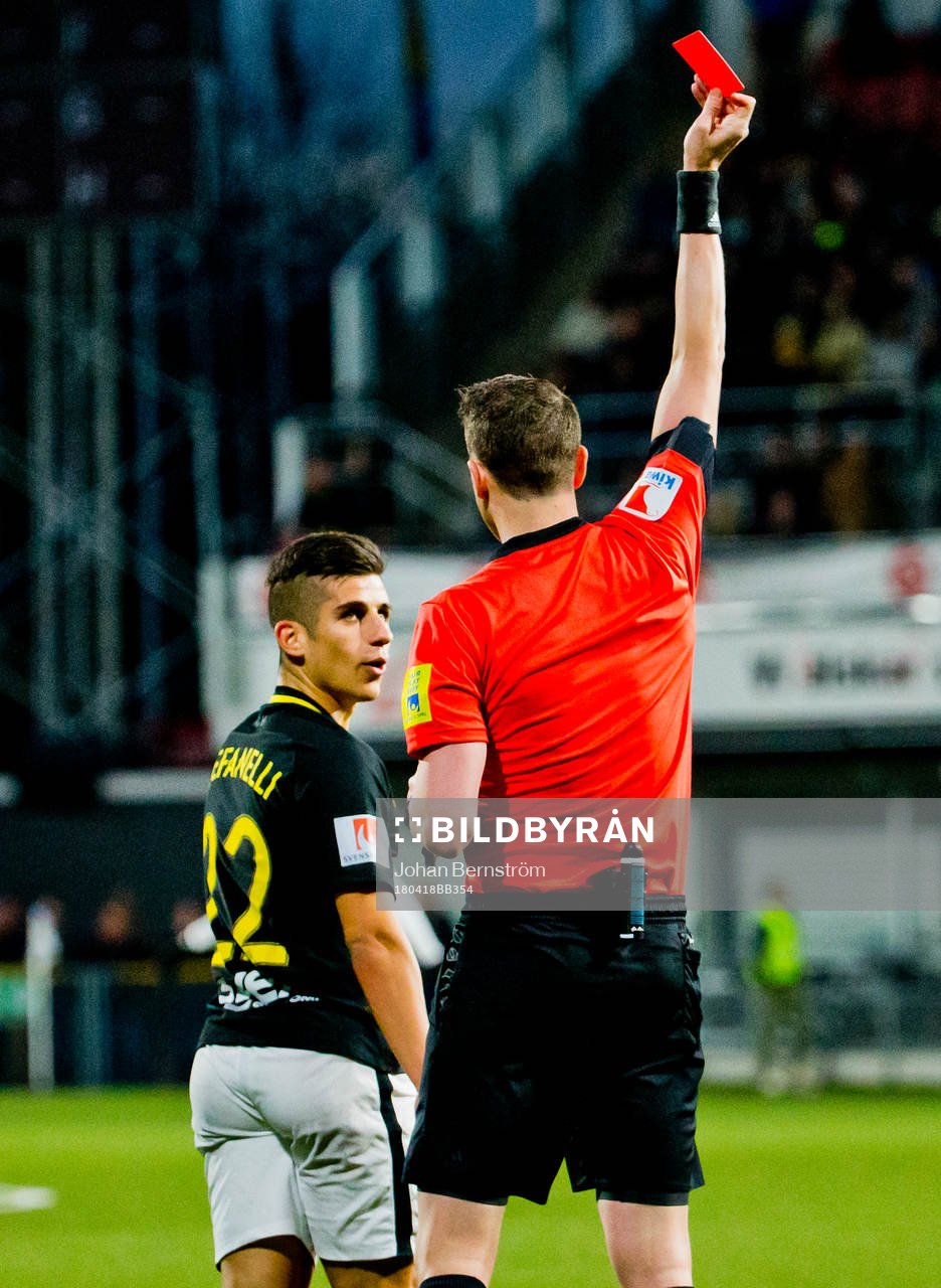 s Nicolas Stefanelli går rött kort