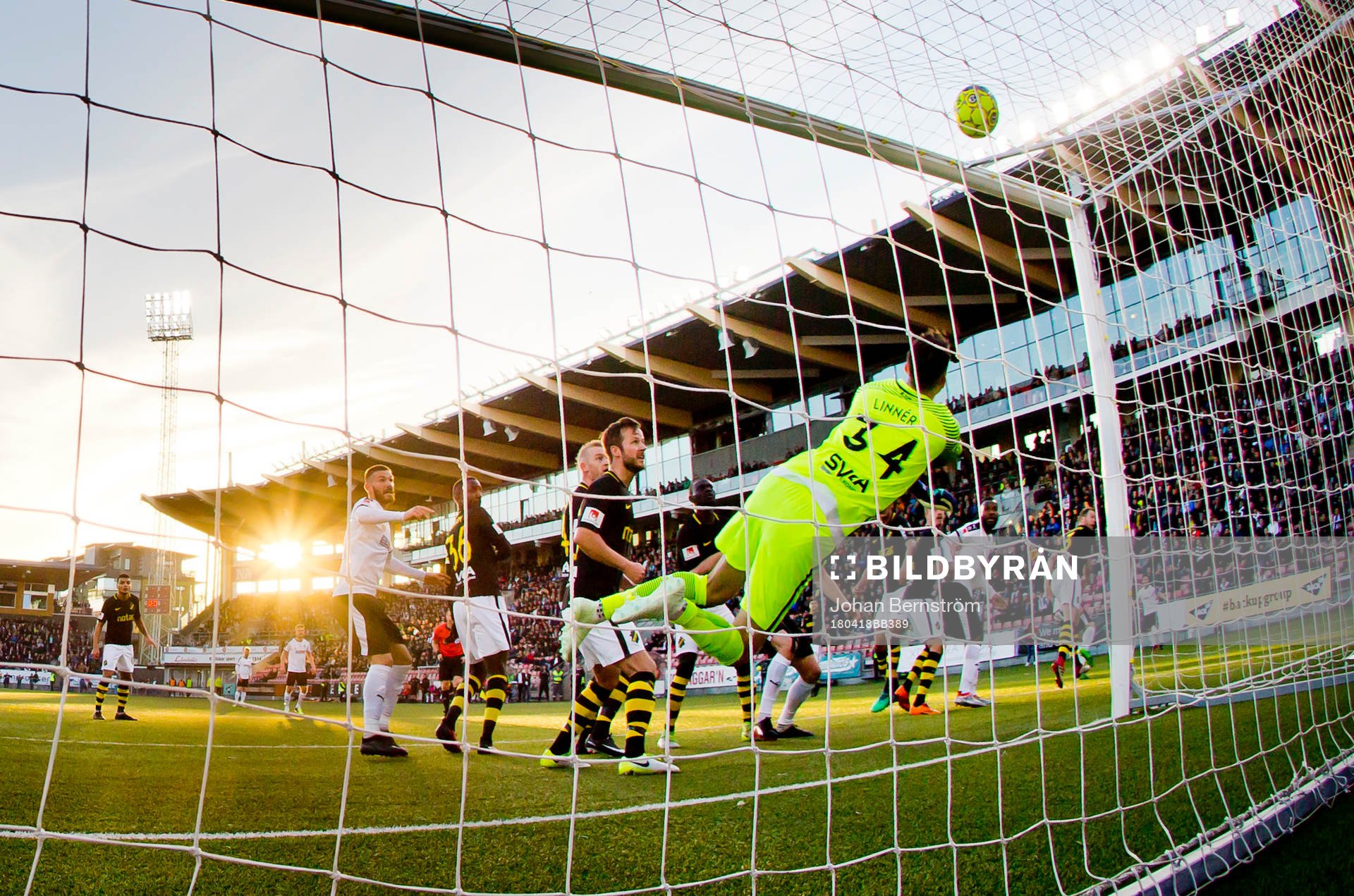 Örebros Martin Lorentzson gör 1-0 på AIK:s målvakt Oscar Linnér under fotbollsmatchen i Allsvenskan mellan Örebro och AIK den 18 april 2018 i Örebro.