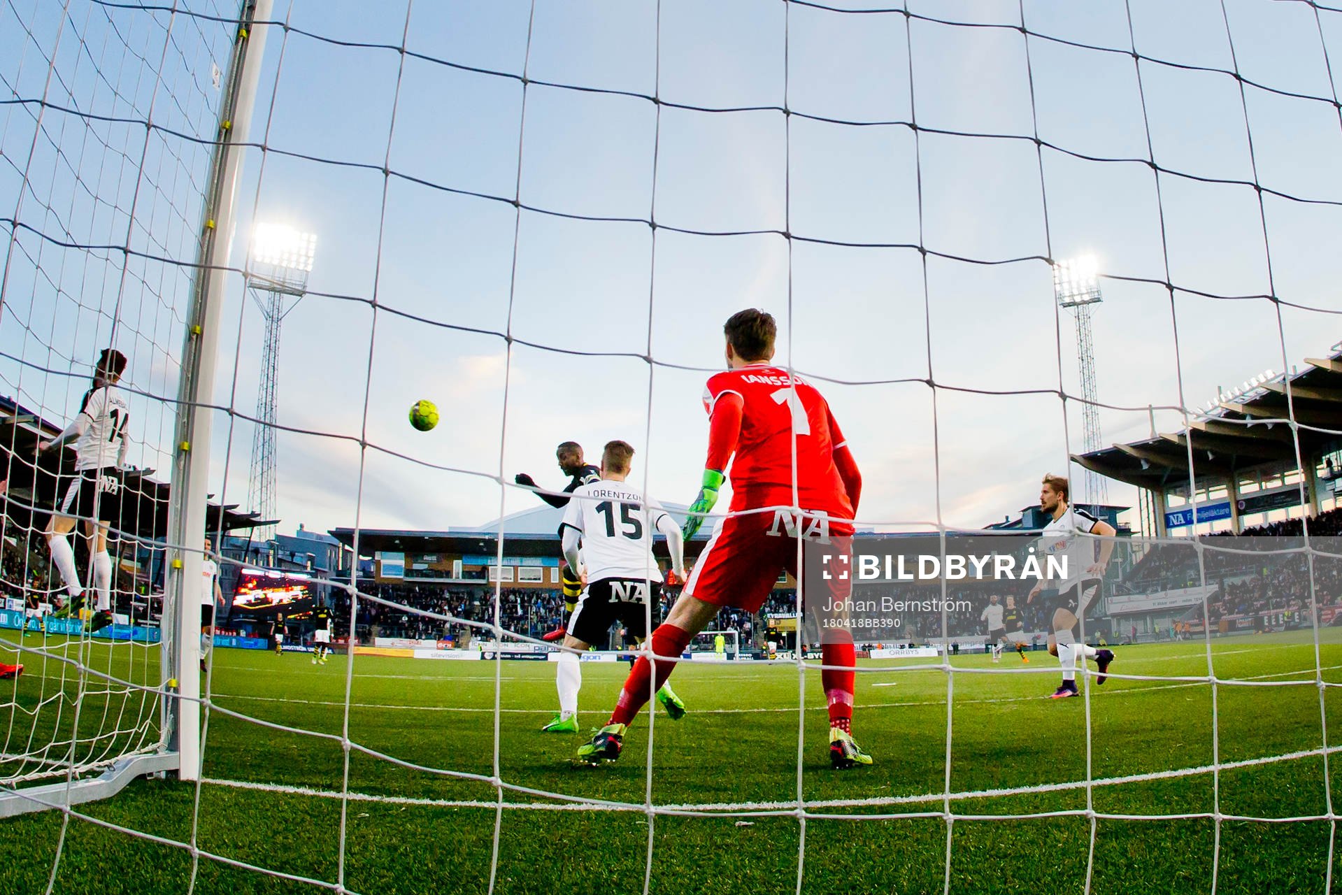 s Henok Goitom gör 1-1 på Örebros målvakt Oscar Jansson