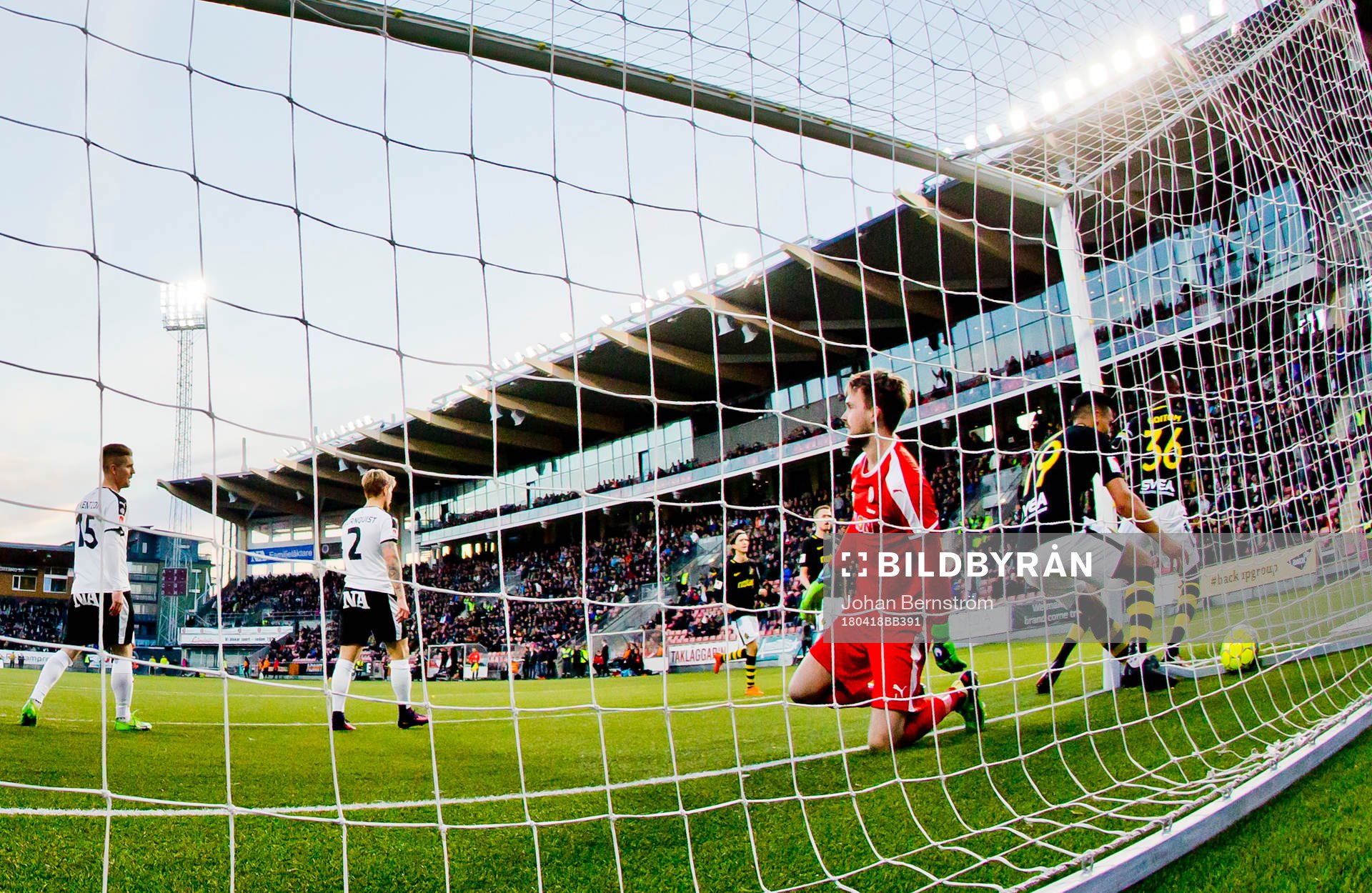 s Henok Goitom gör 1-1 på Örebros målvakt Oscar Jansson