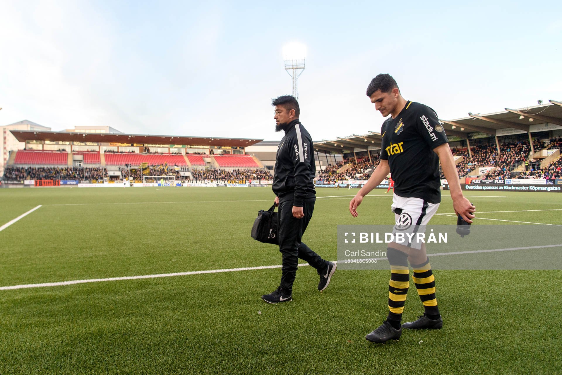 s Tarik Elyounoussi deppar och lämnat planen skadad
