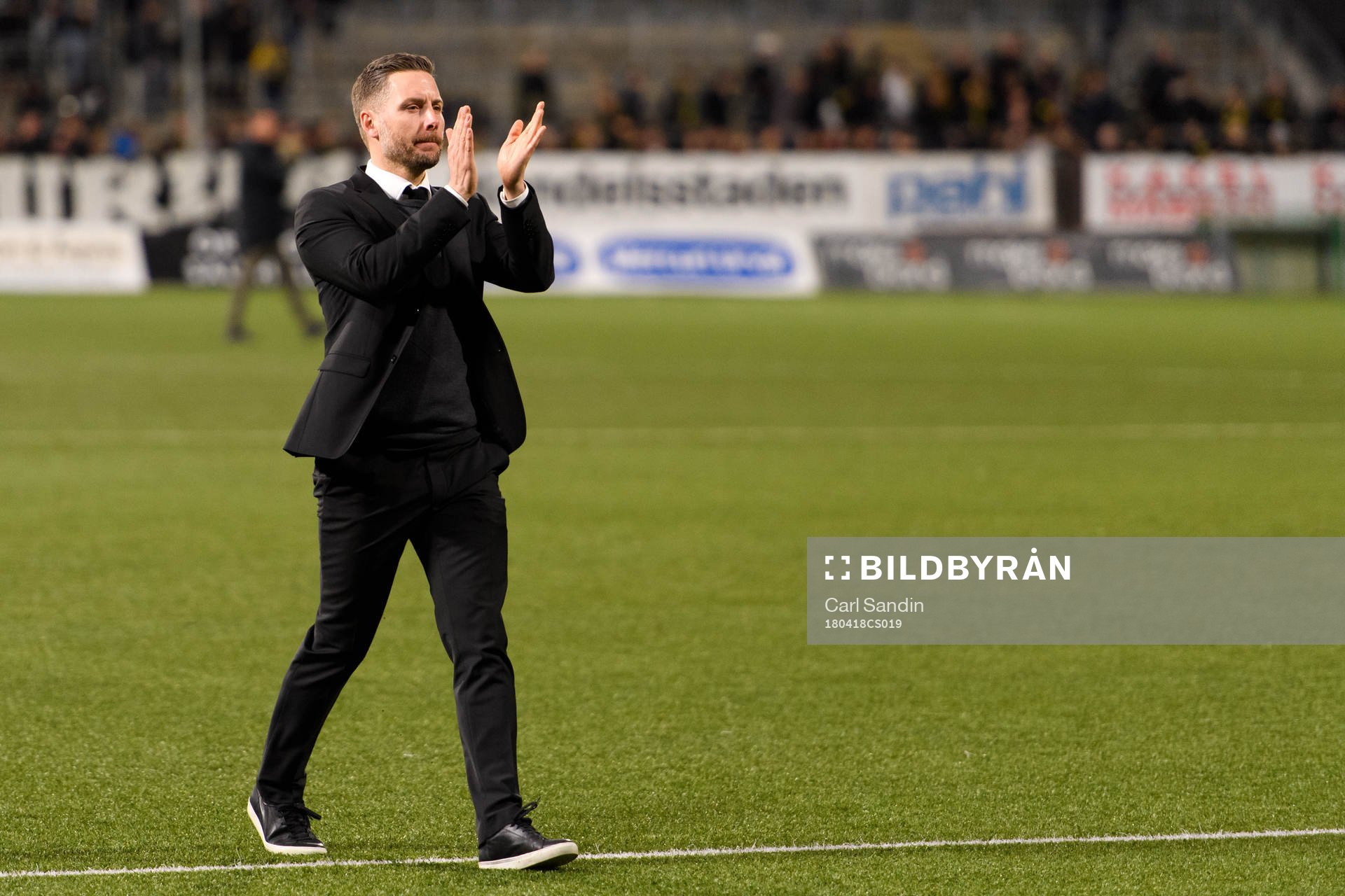 Örebros tränare Axel Kjäll tackar publiken