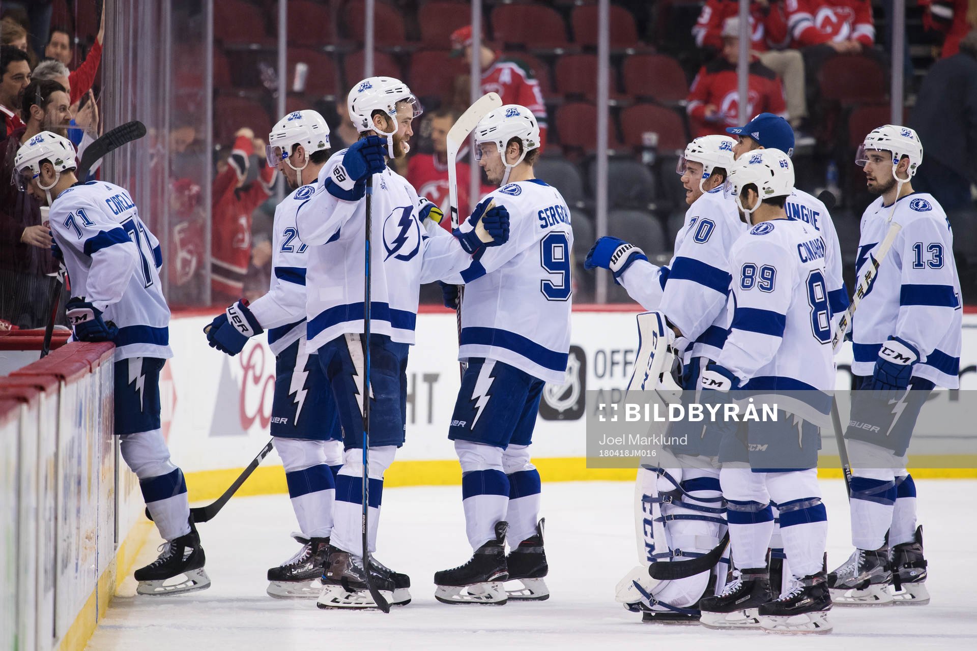 Tampa Bays Victor Hedman jublar med lagkamrater