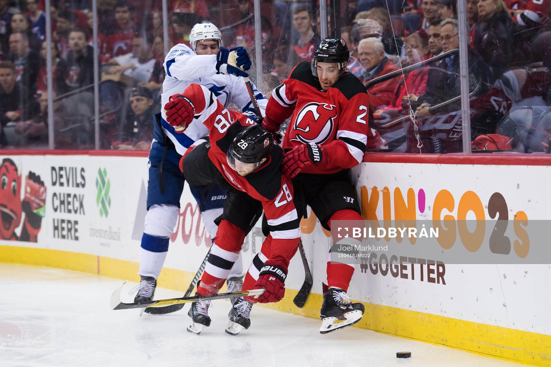 Tampa Bays Ryan McDonagh i en närkamp med Devils Damon