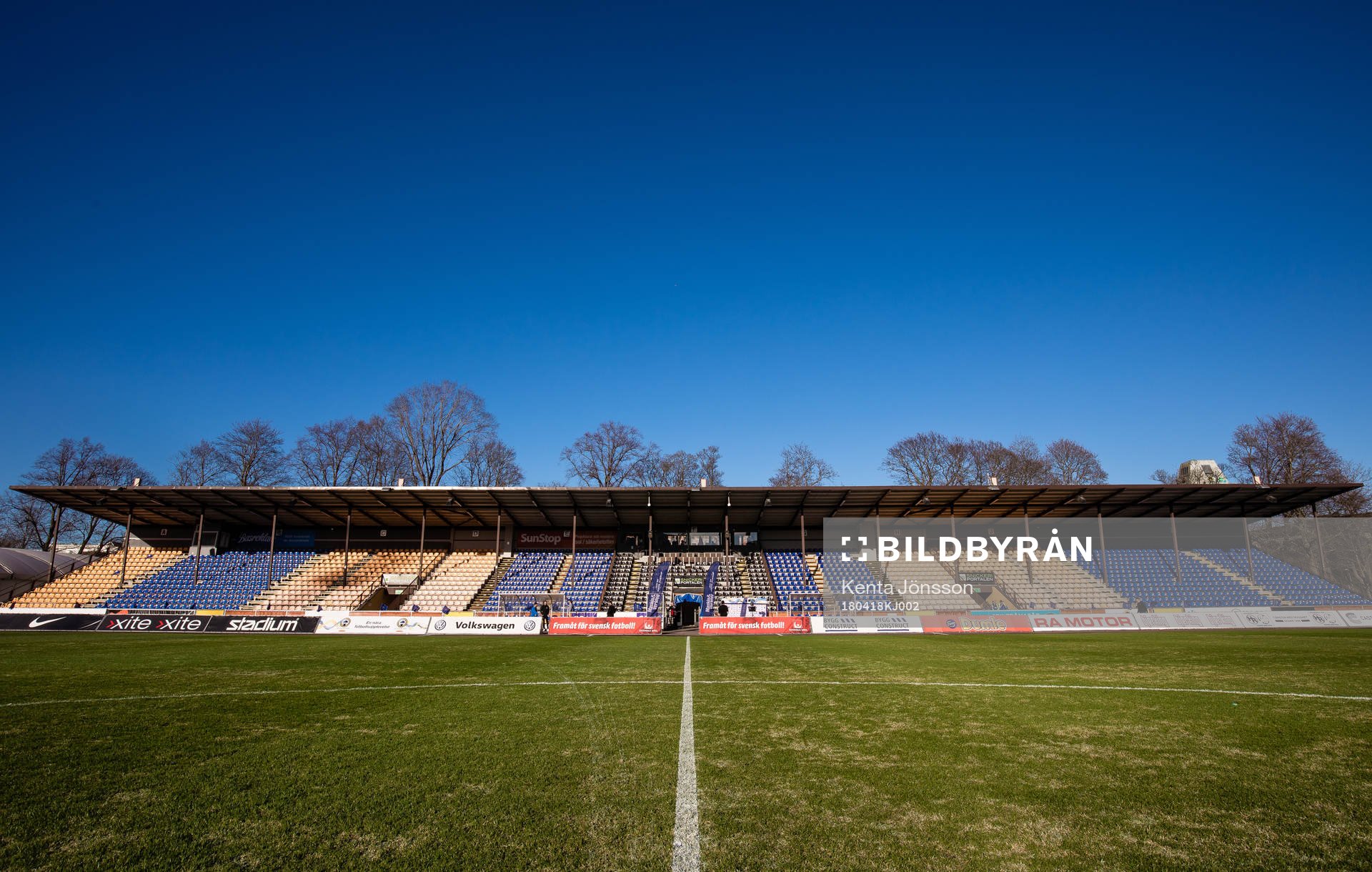 Huvudläktaren på Studenternas IP innan fotbollsmatchen i