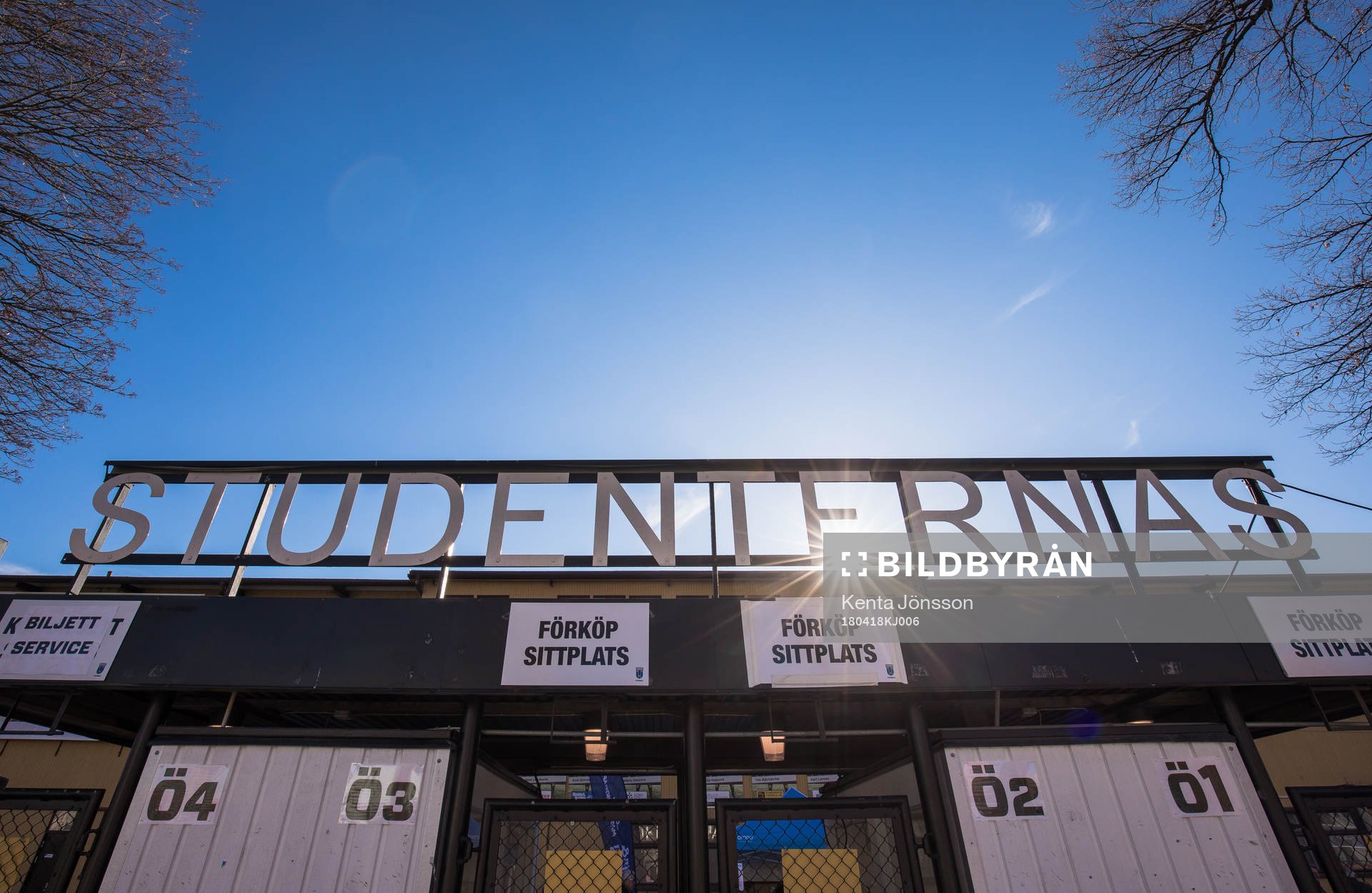 Skylt ovanför huvudentrén till Studenternas IP innan