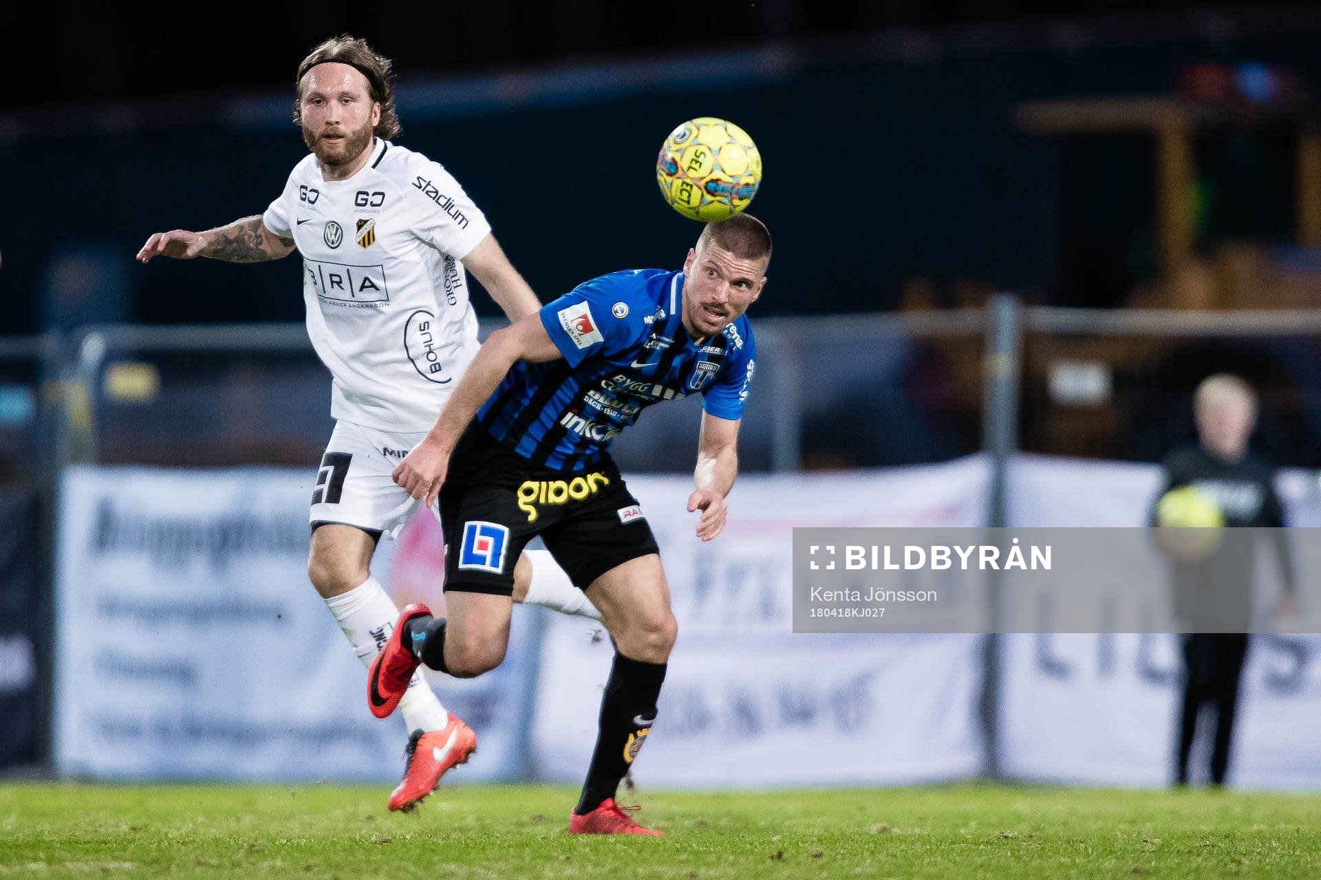 Sirius Shkodran Maholli och Häckens Emil Wahlström under fotbollsmatchen i Allsvenskan mellan Sirius och Häcken den 18 April 2018 i Uppsala. 
