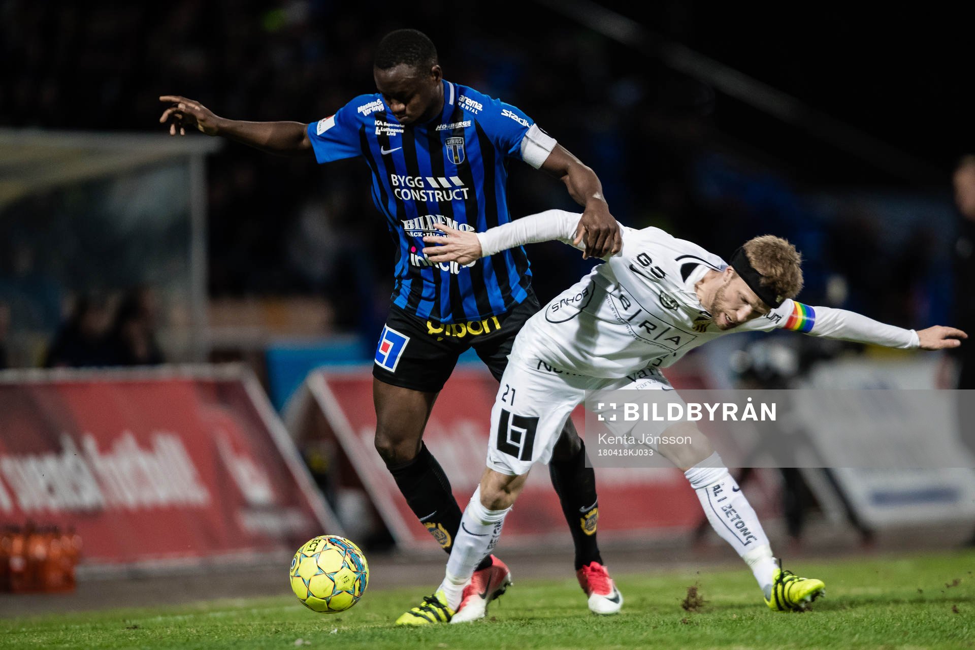 Sirius Moses Ogbu i kamp om bollen med Häckens Rasmus Lindgren under fotbollsmatchen i Allsvenskan mellan Sirius och Häcken den 18 April 2018 i Uppsala.