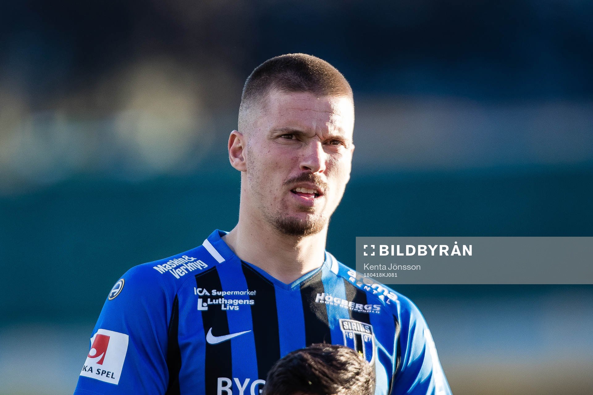 Sirius Shkodran Maholli innan fotbollsmatchen i Allsvenskan
