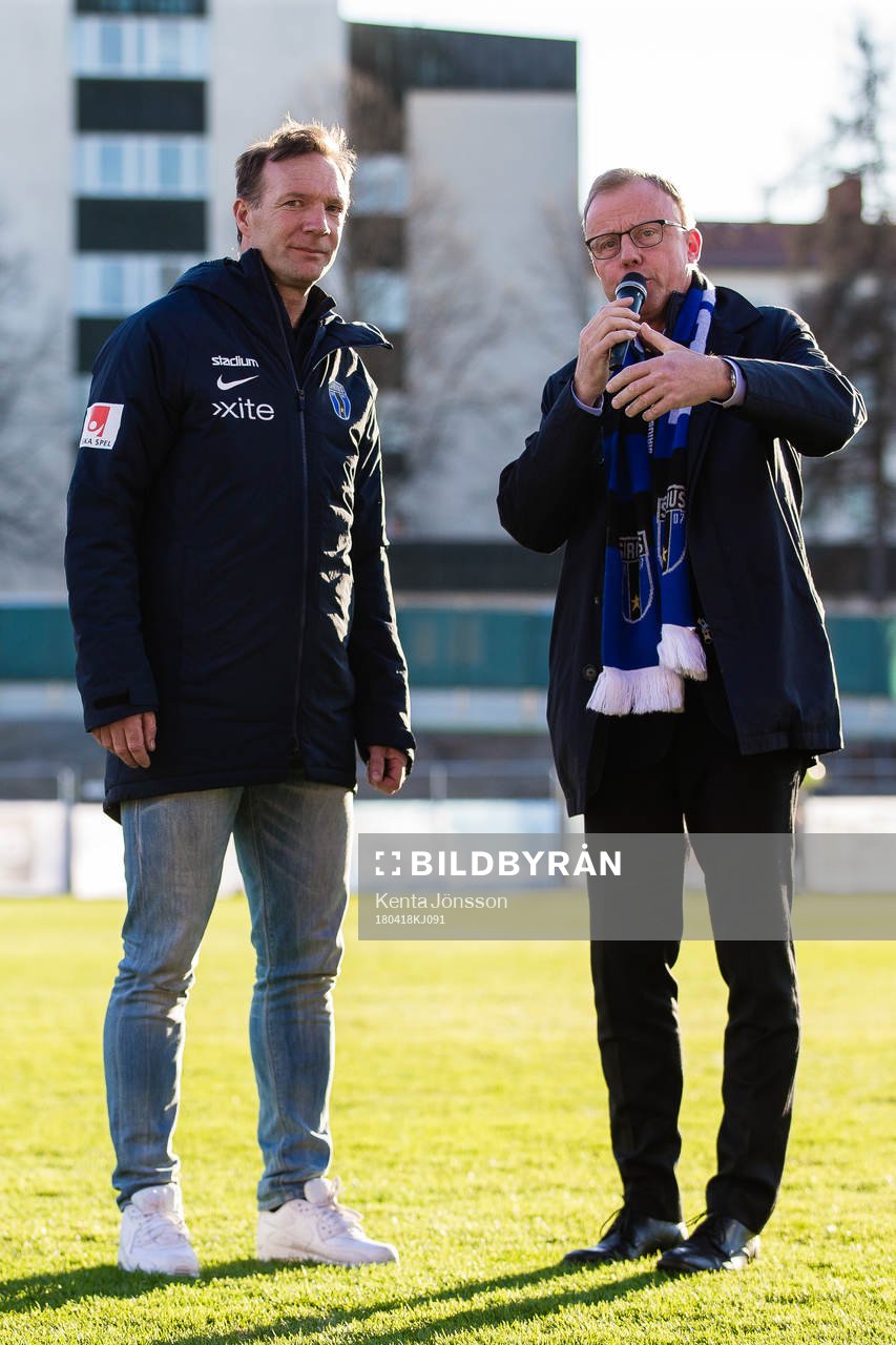 Sirius tränare Kim Bergstrand gratuleras på sin