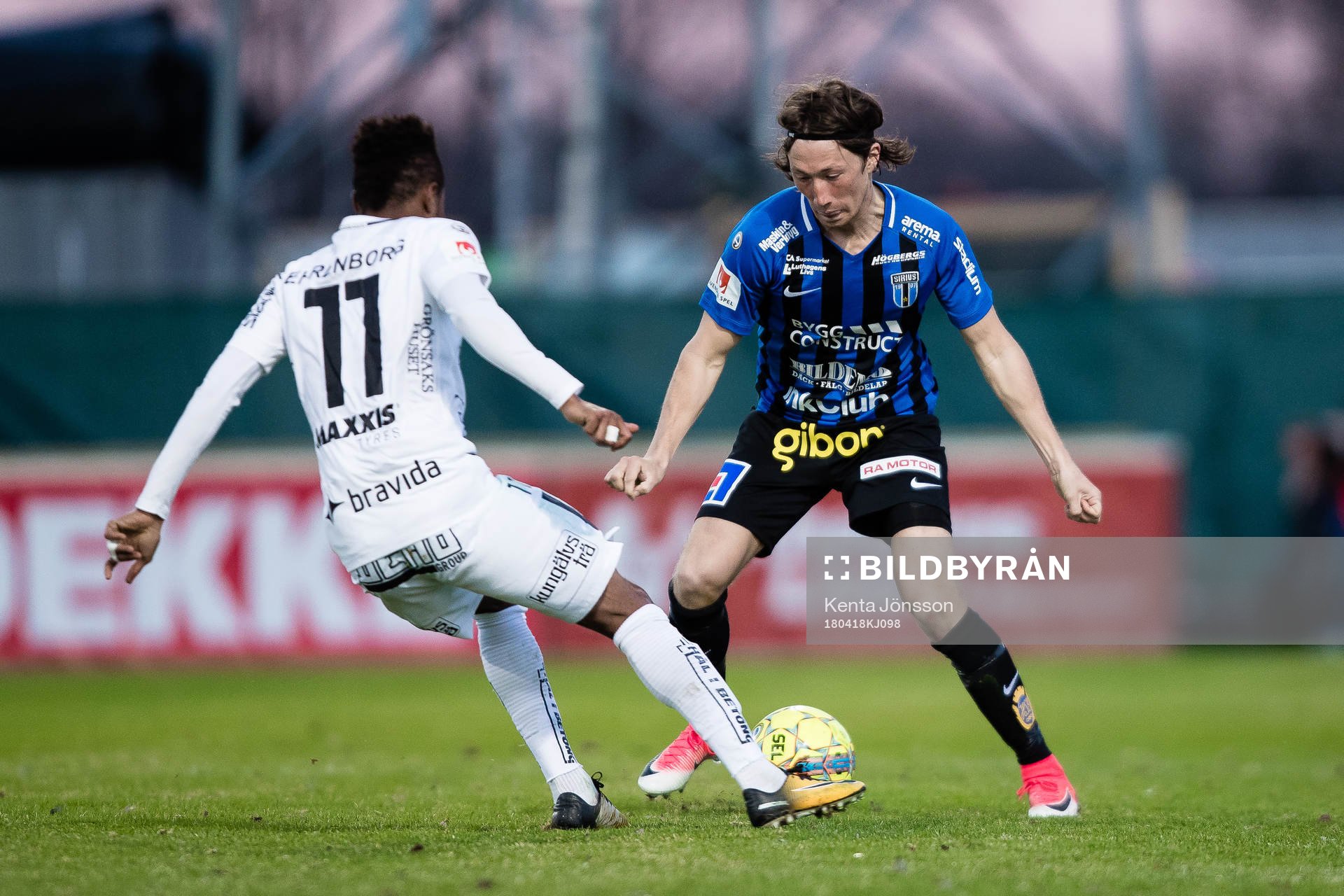 Sirius Axel Björnström och Häckens Nasiru Mohammed under fotbollsmatchen i Allsvenskan mellan Sirius och Häcken den 18 April 2018 i Uppsala. 
