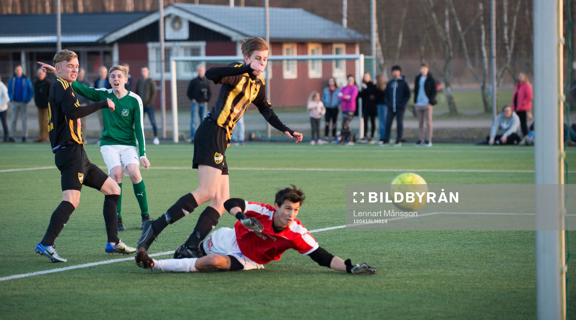  IFK Hässleholms Pontus  Ernstsson gör mål i juniormatchen mellan IFK Hässleholm och Hässleholms IF i Hässleholm 18 april 2018.  