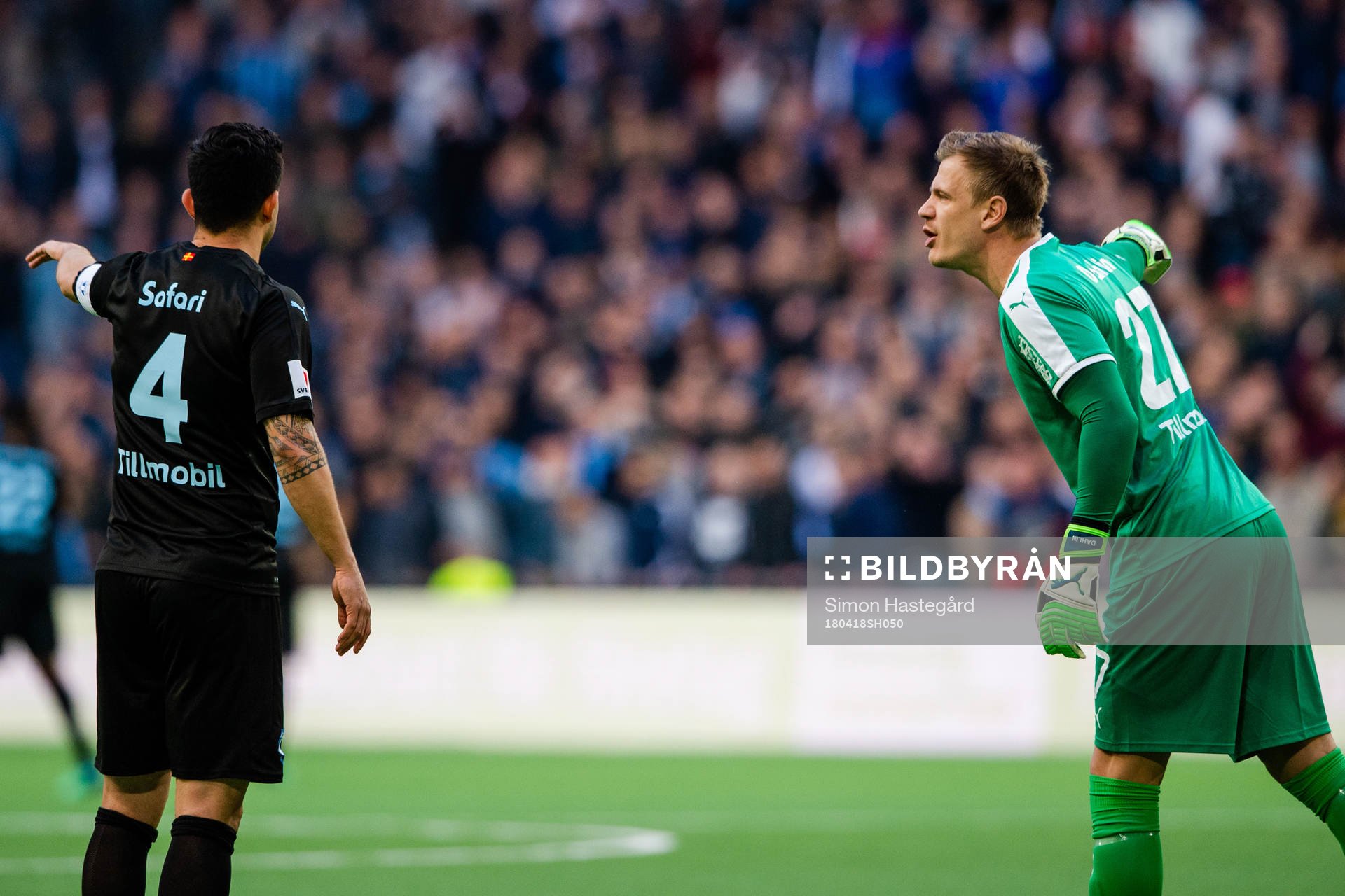 Malmö FFs Behrang Safari i samtal med målvakt Johan Dahlin under fotbollsmatchen i Allsvenskan mellan Djurgården och Malmö FF den 18 april 2018 i Stockholm.