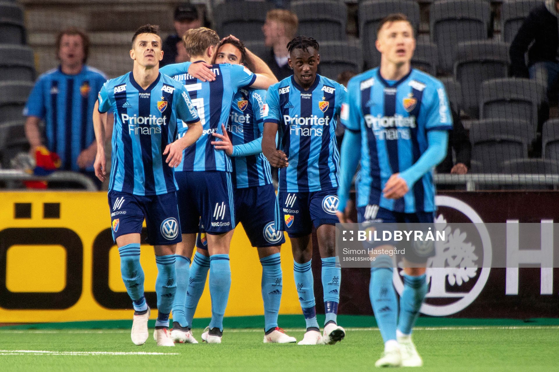 Djurgårdens Dzenis Kozica jublar med lagkamrater