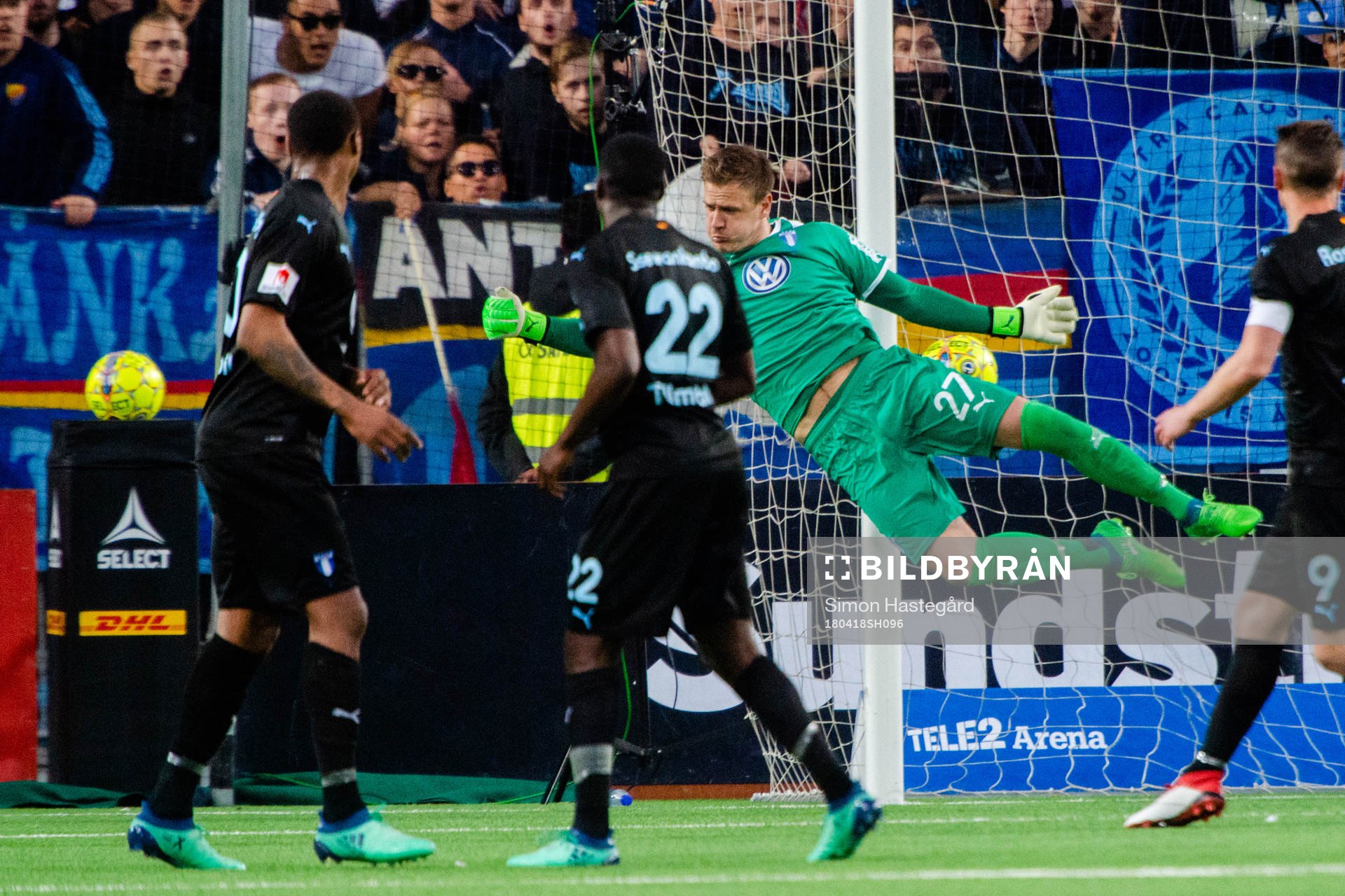 Malmö FFs målvakt Johan Dahlin räddar skott