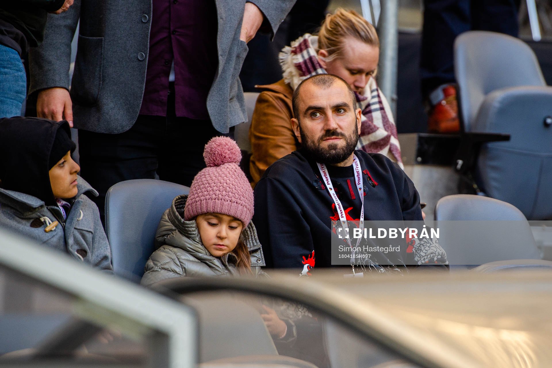 Djurgårdens Yura Movsisyan på läktaren före
