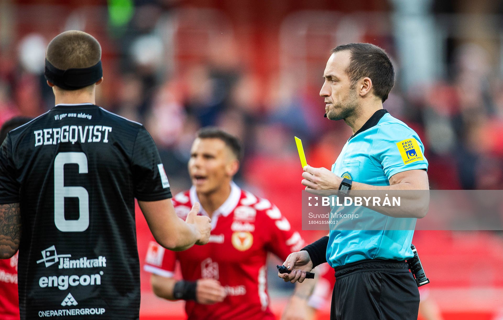 Domaren Kaspar Sjöberg varnar Östersunds Douglas Bergqvist