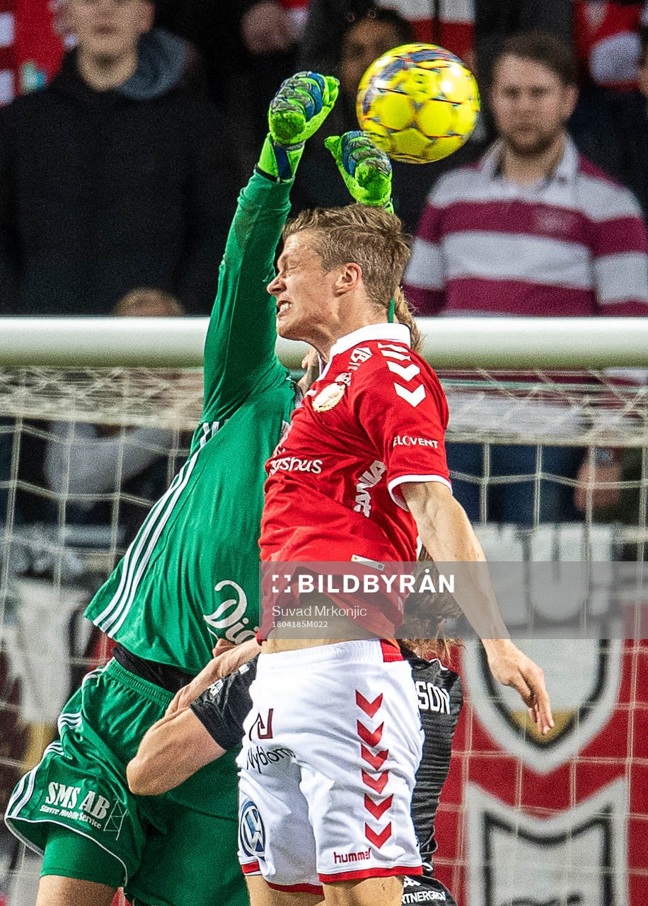 Kalmars Viktor Elm och Östersunds målvakt Andreas
