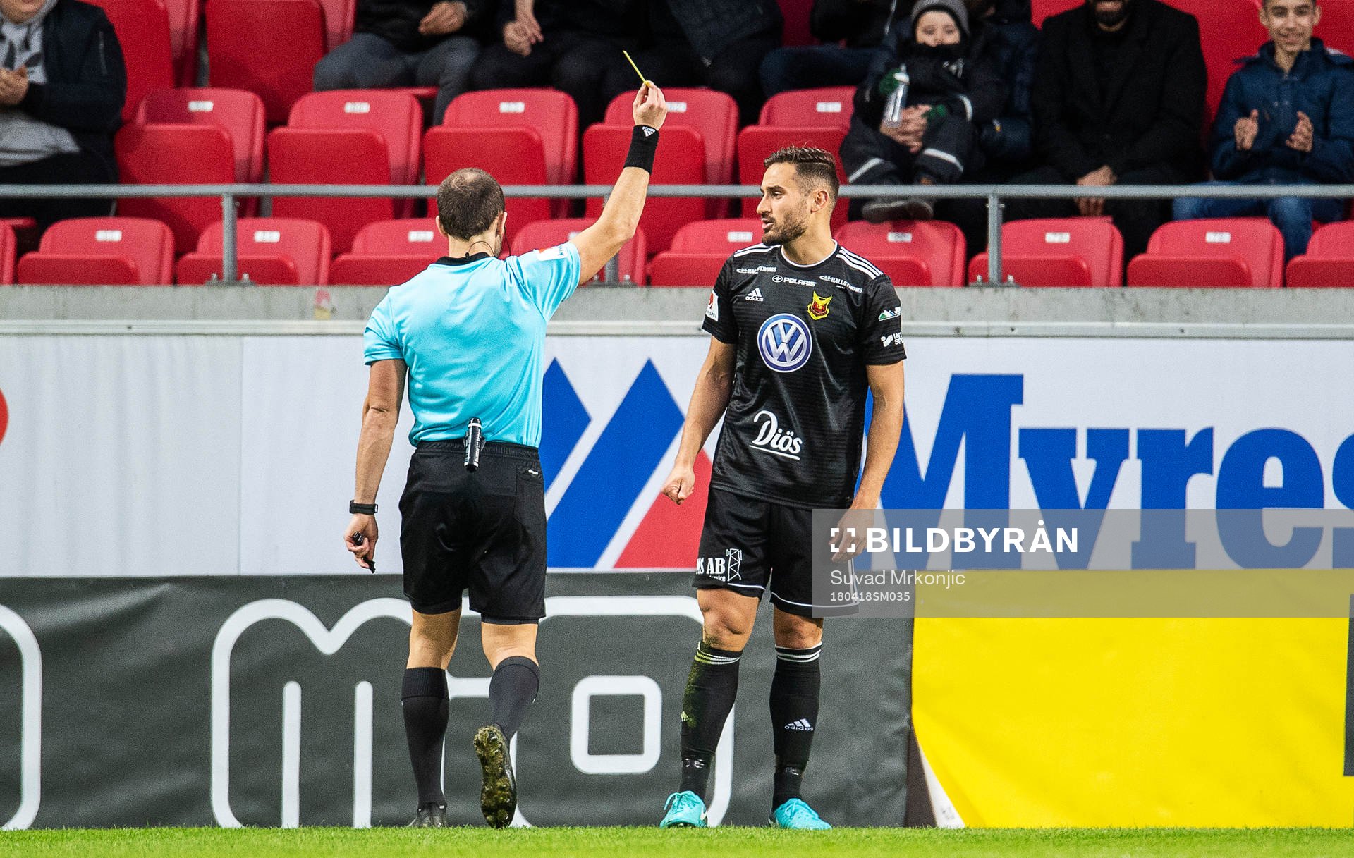 Domaren Kaspar Sjöberg varnar Östersunds Sotirios