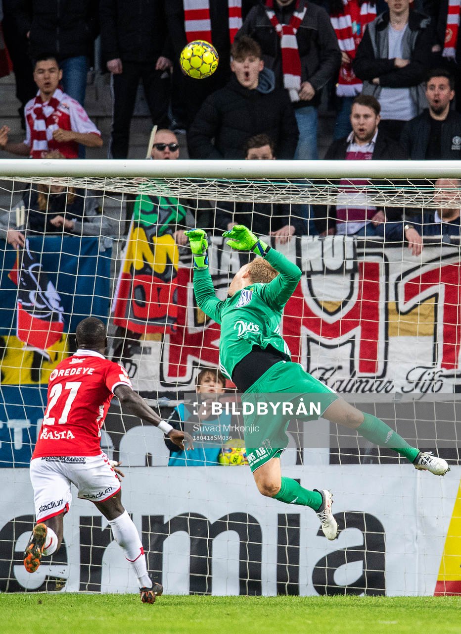 Kalmars Papa Alioune Diouf och Östersunds målvakt Andreas
