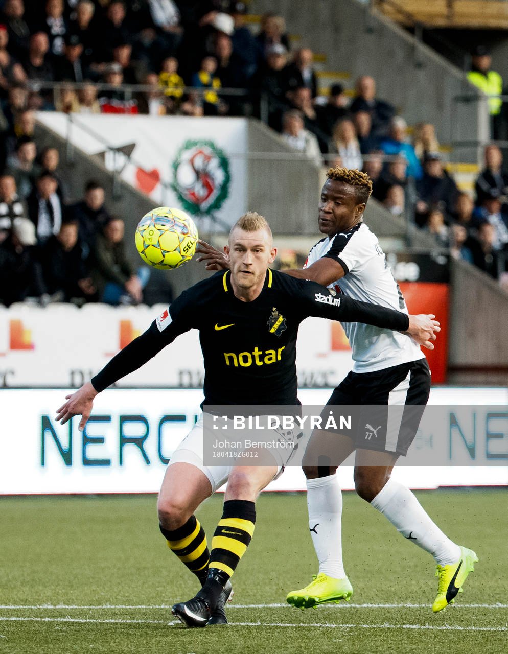 s Robin Jansson och Örebros Kennedy Igboananike