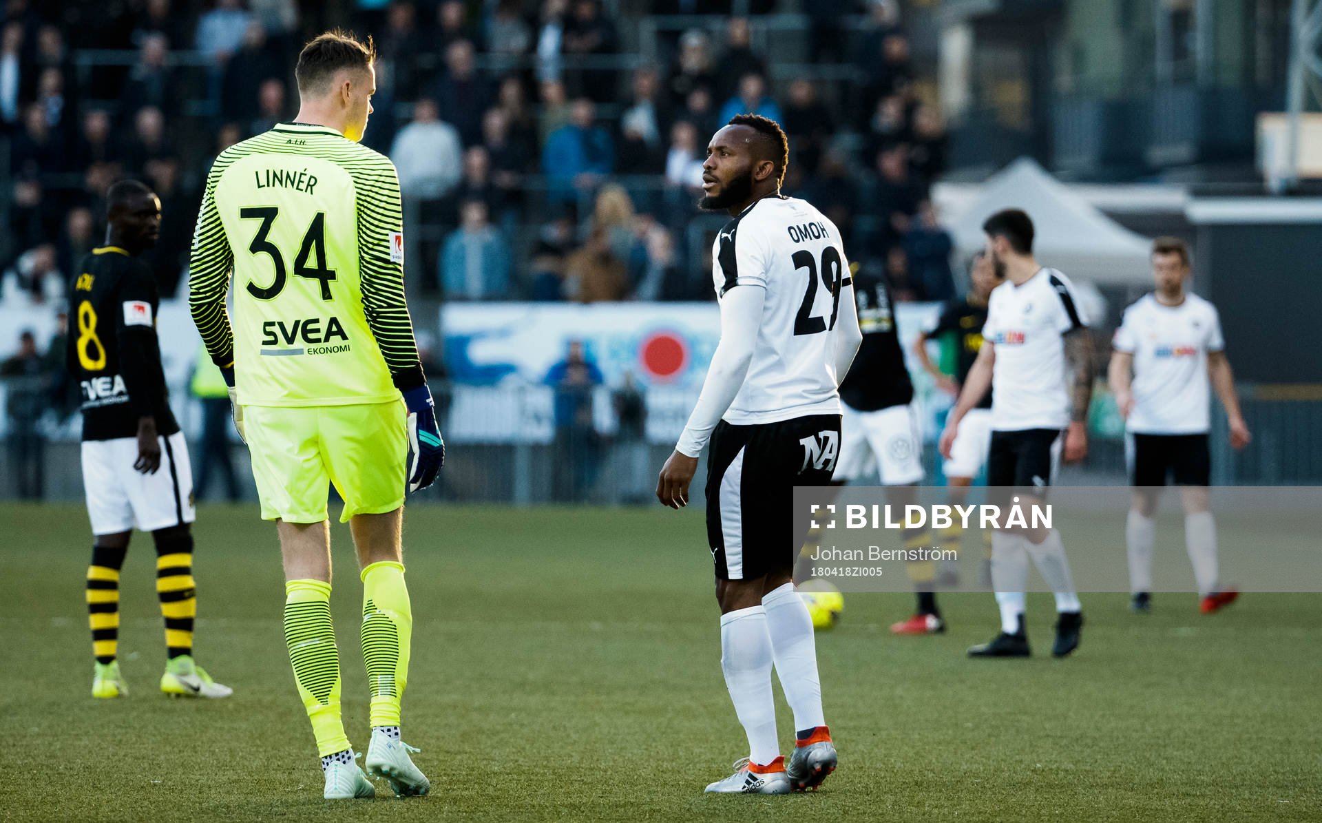 s målvakt Oscar Linnér och Örebros Michael Junior Omoh