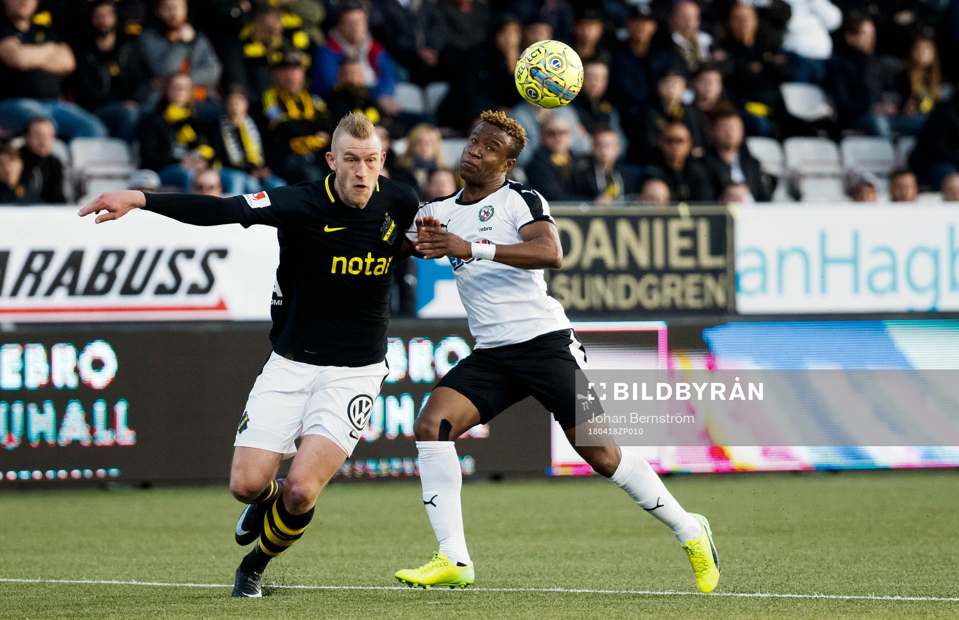 s Robin Jansson och Örebros Kennedy Igboananike