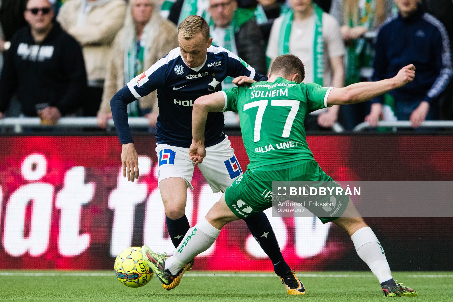 Norrköpings Gudmundur Thorarinsson i kamp om bollen med